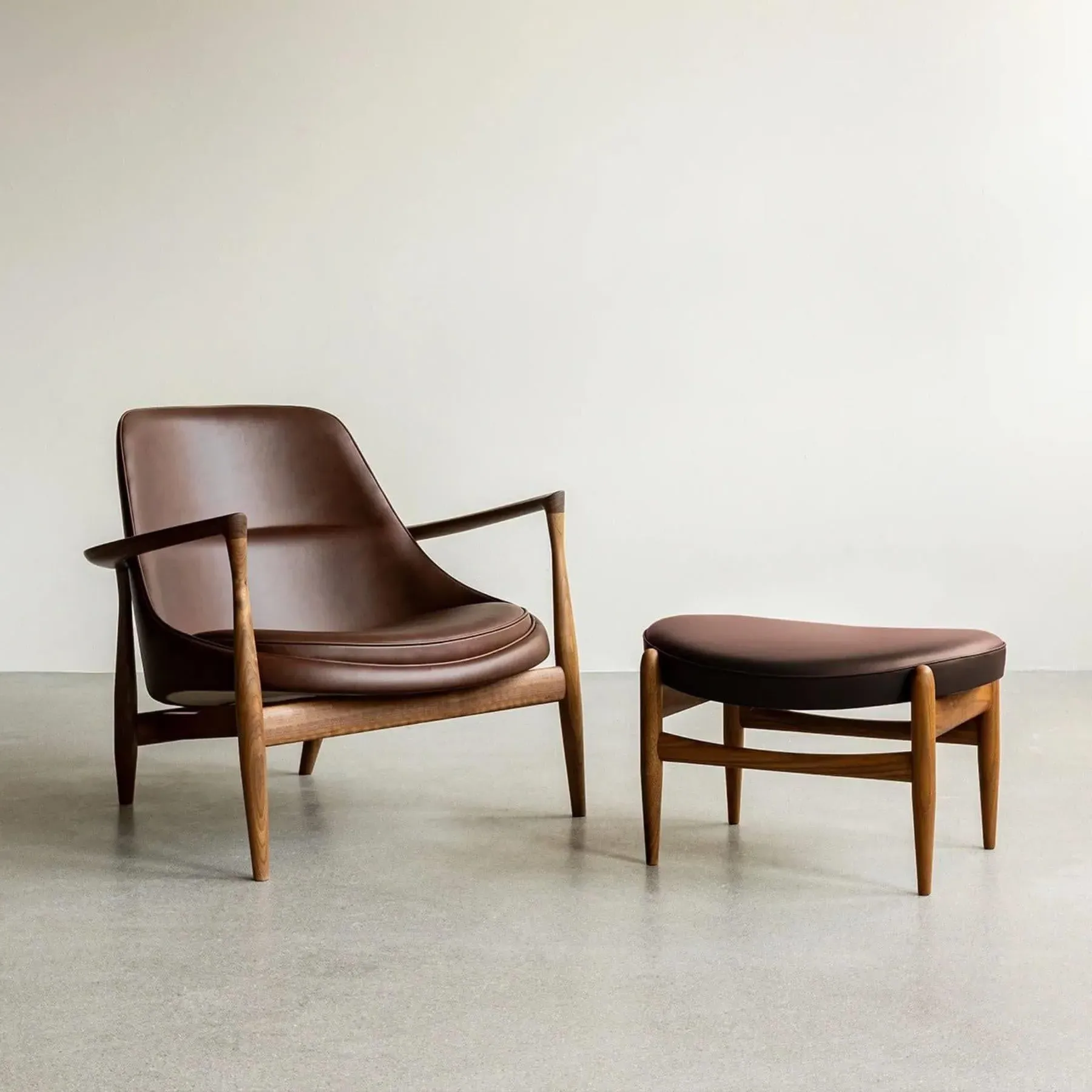 Elizabeth Lounge Chair - Cognac, Walnut