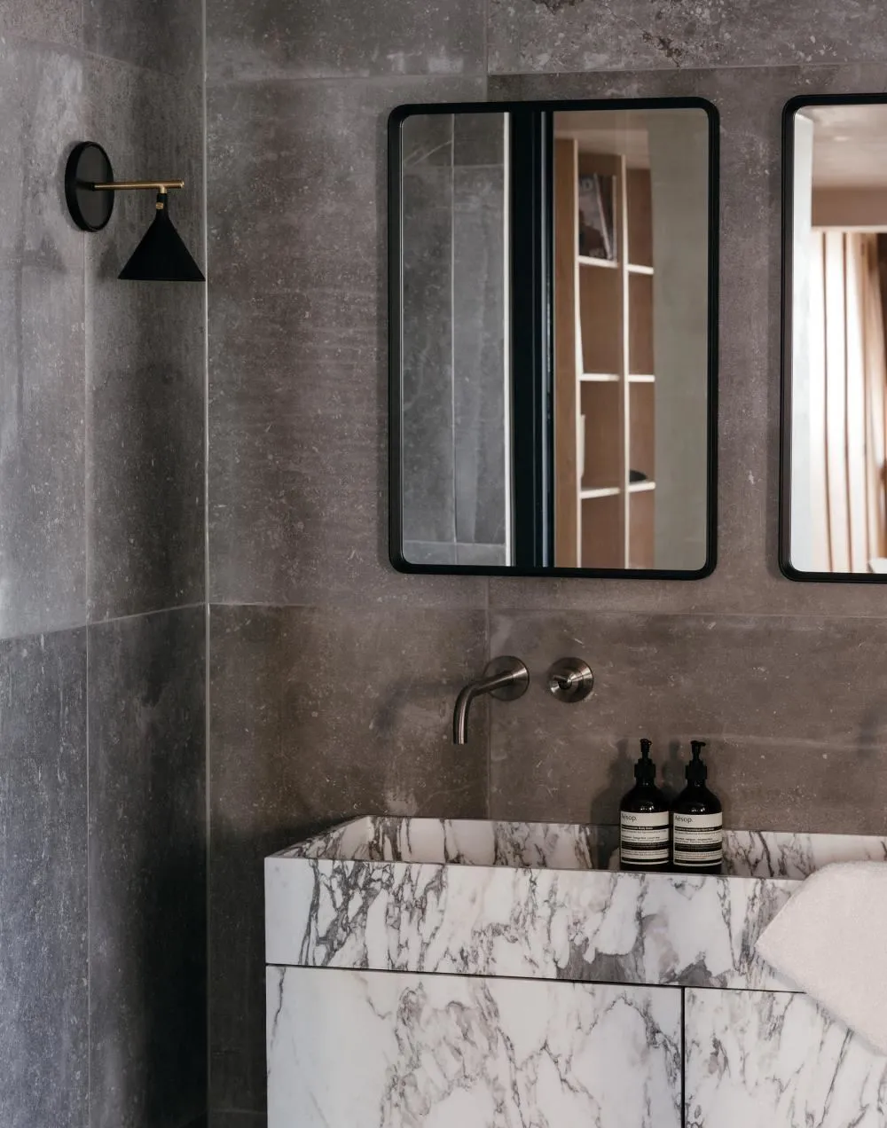 Norm Oval Mirror - Black