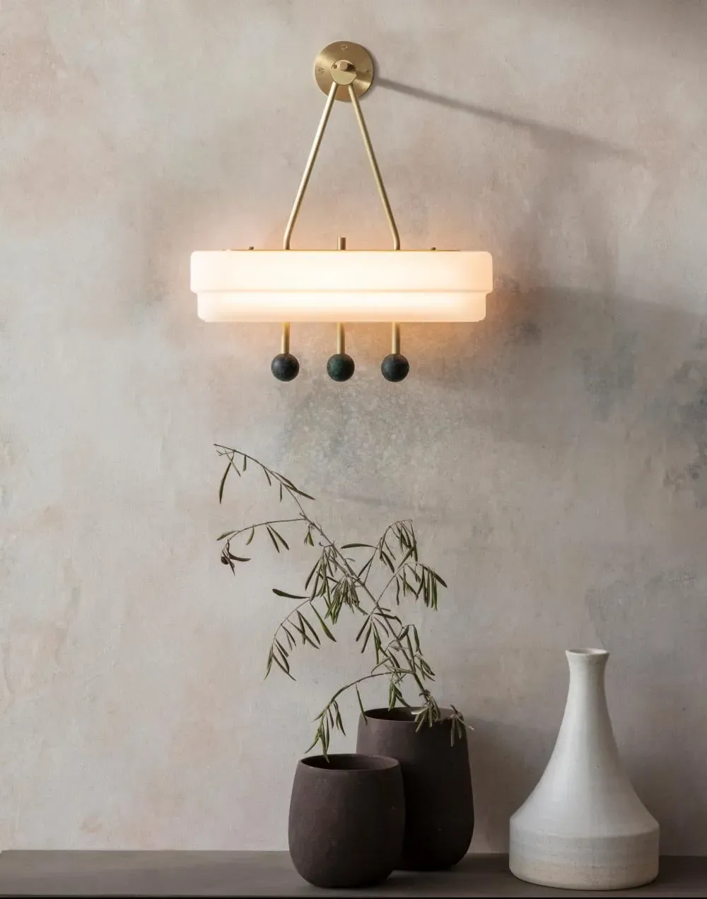 Spate Wall Light with Marble - White, Brass