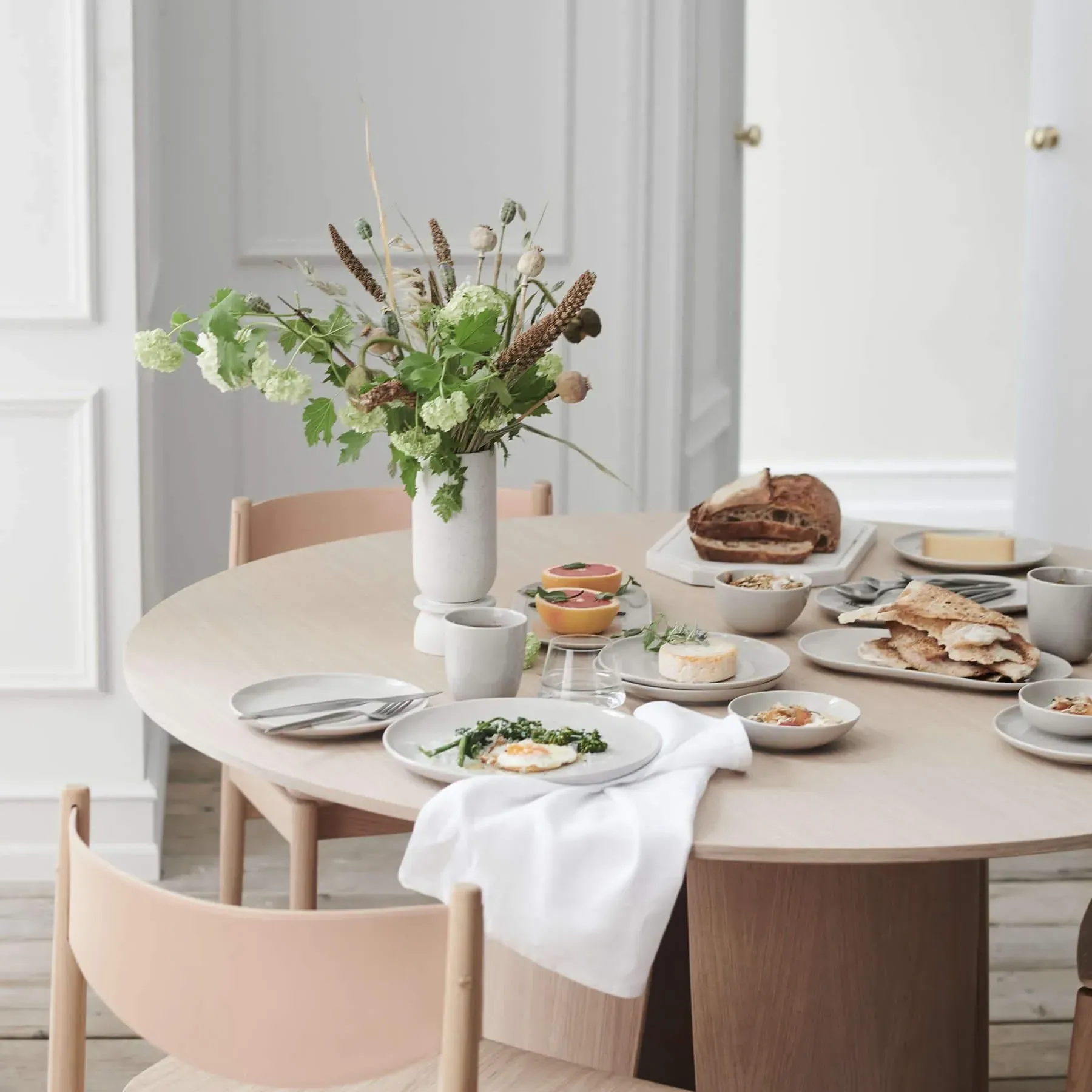 Round Dining Table - White, Oak