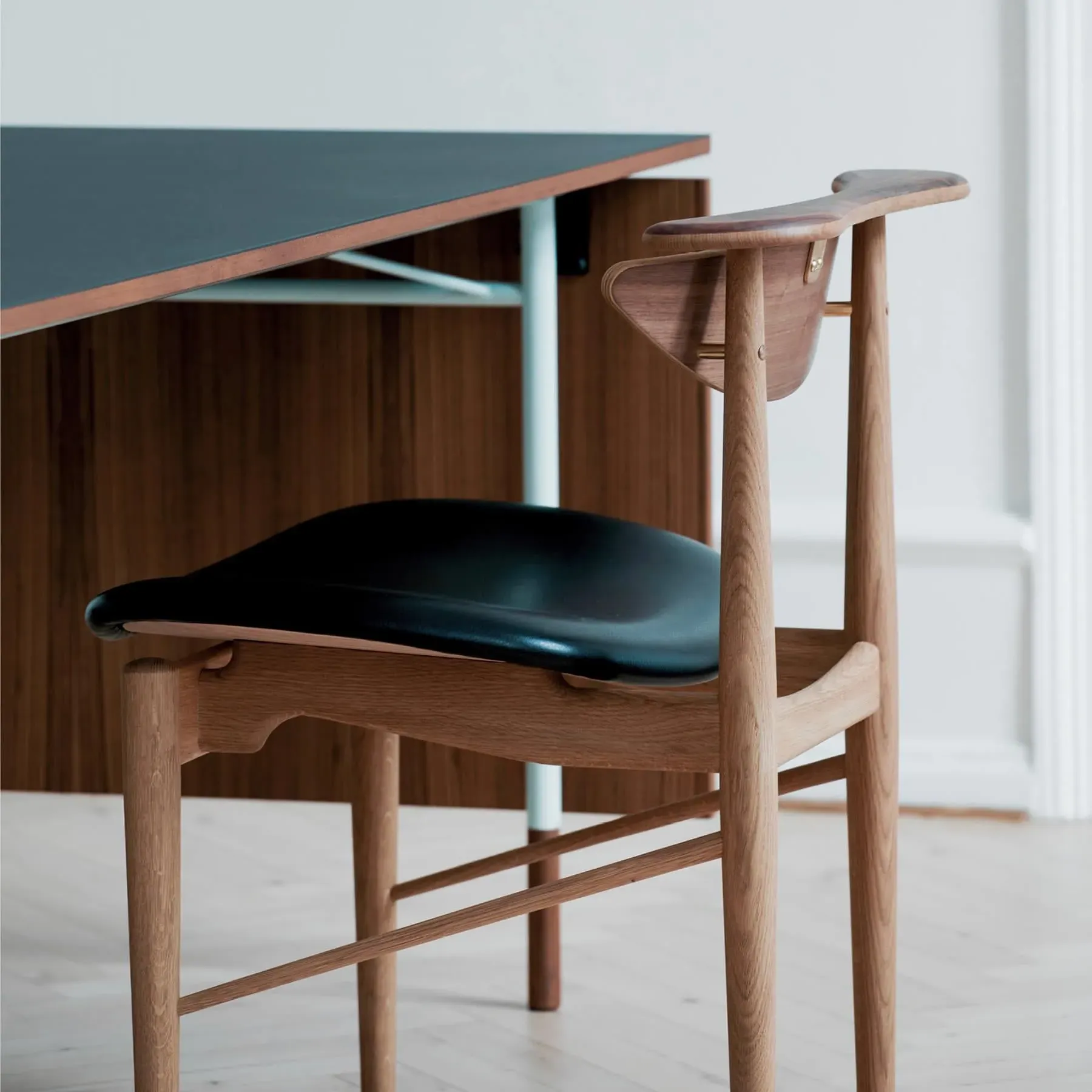 The Reading Chair - Cognac, Oak