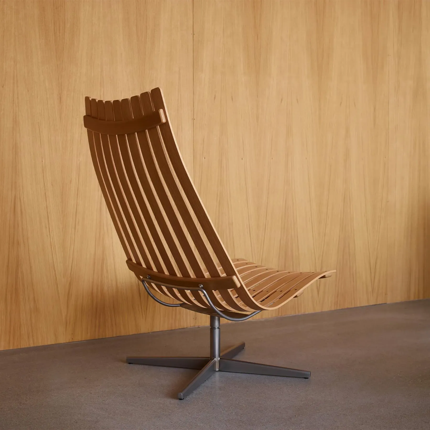 High-Back Swivel Lounge Chair - Black, Veneer