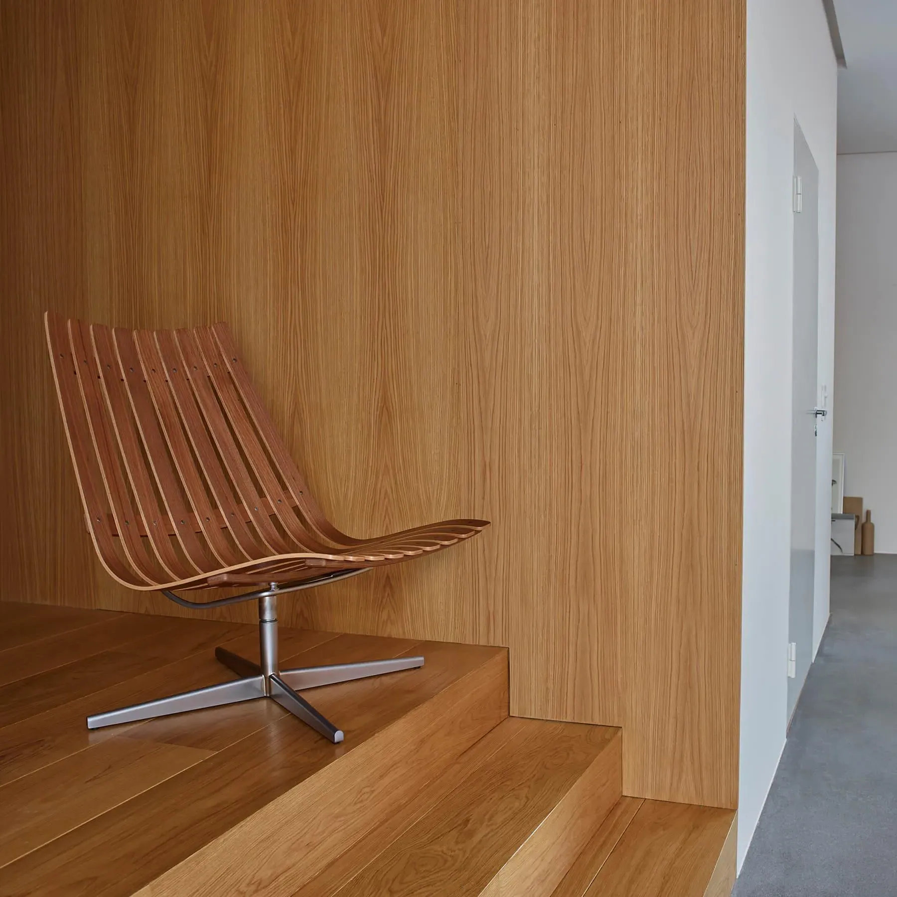 Nett Swivel Lounge Chair - White Oak, Chrome