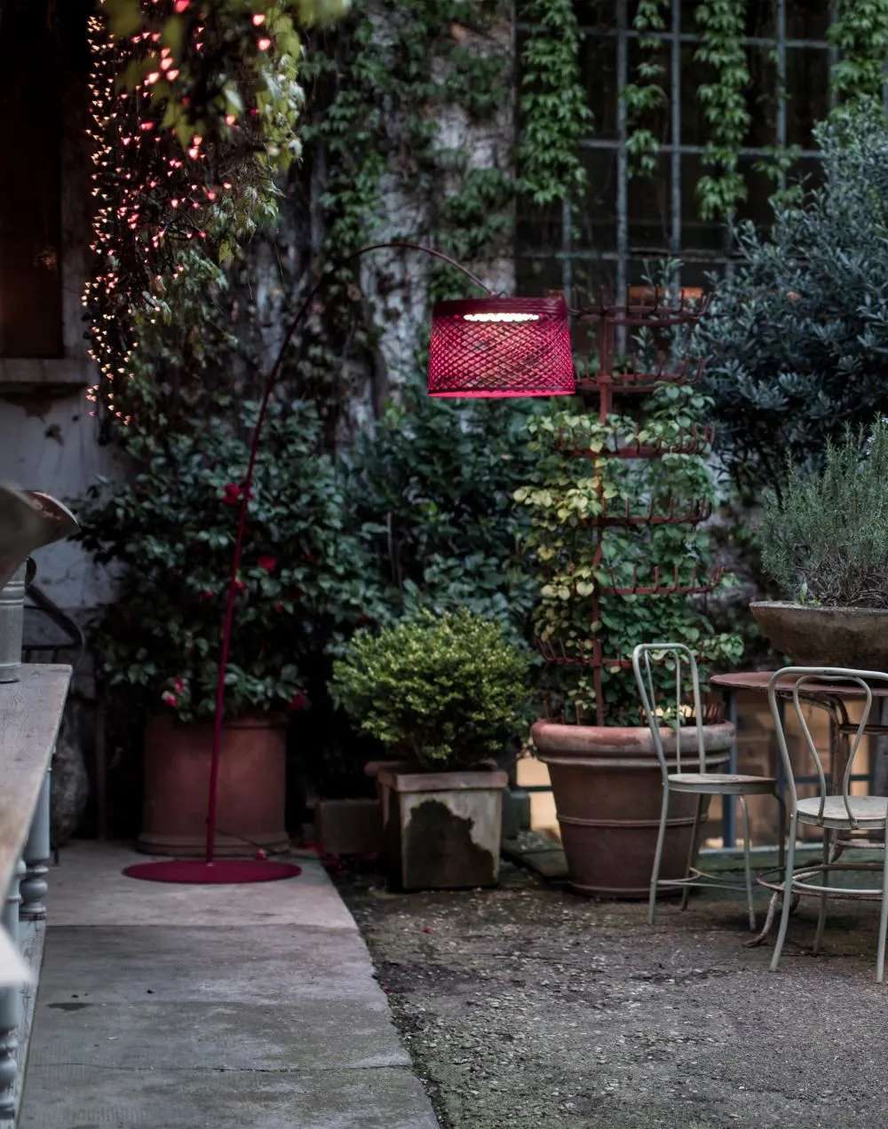 Curved Floor Light with Grid Shade - Red, Glass Fibre