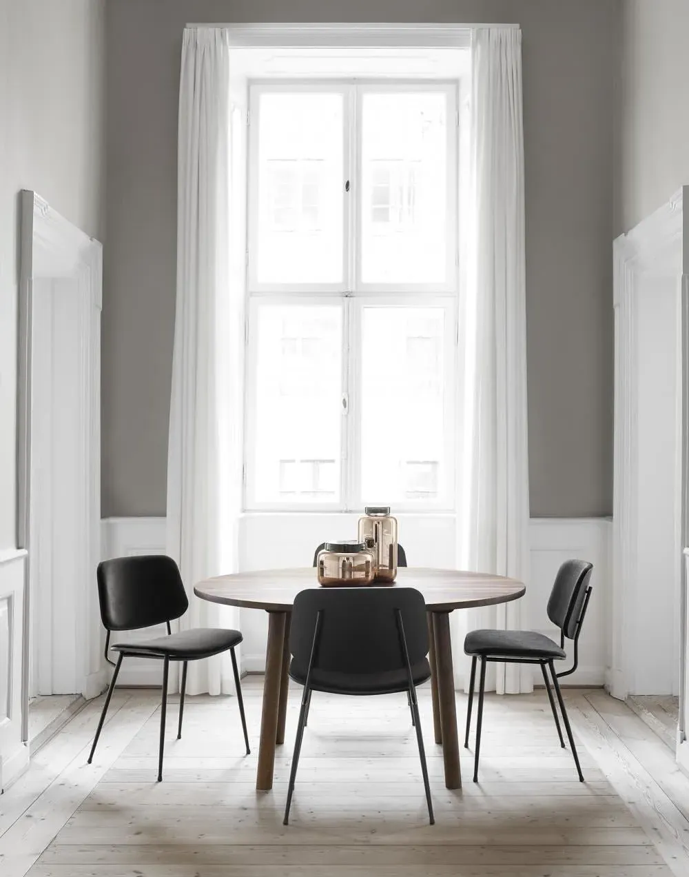 Round Dining Table with Grooves - Smoked Oak, Wood