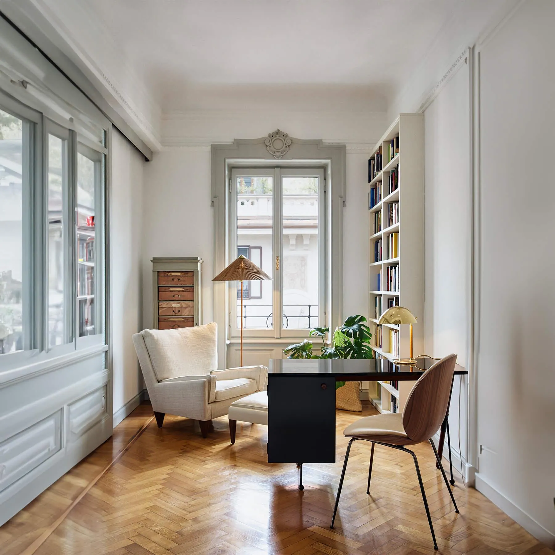 V11 Lounge Chair - Coffee, Smooth Leather