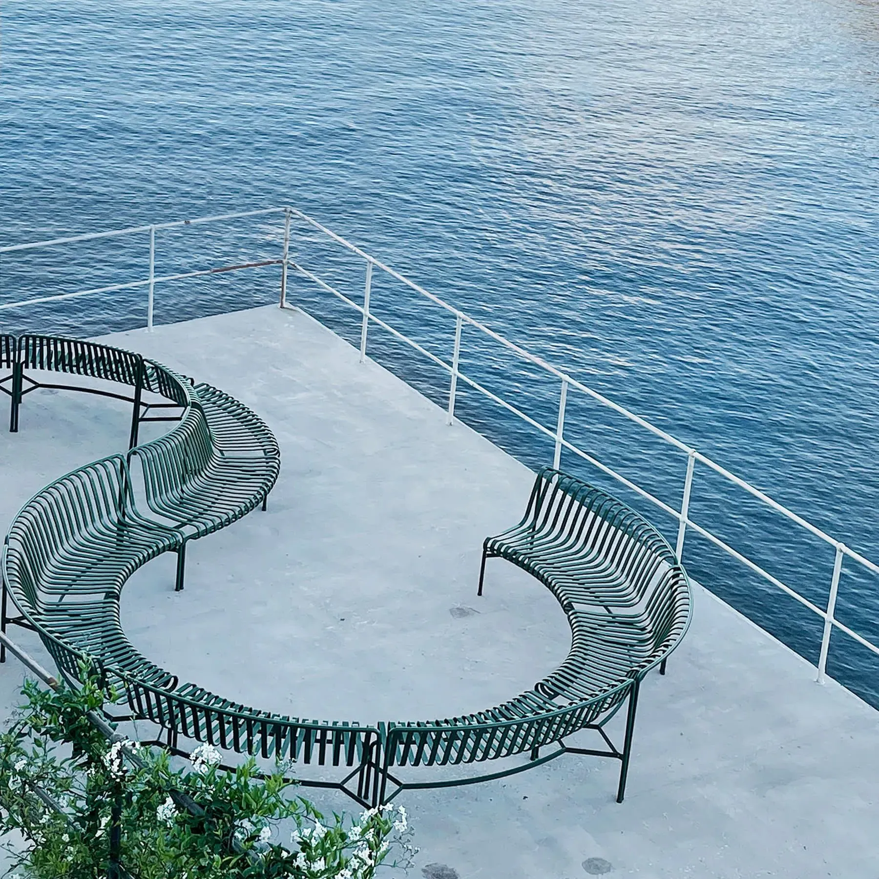 Palissade Park Dining Bench In Out - Iron Red