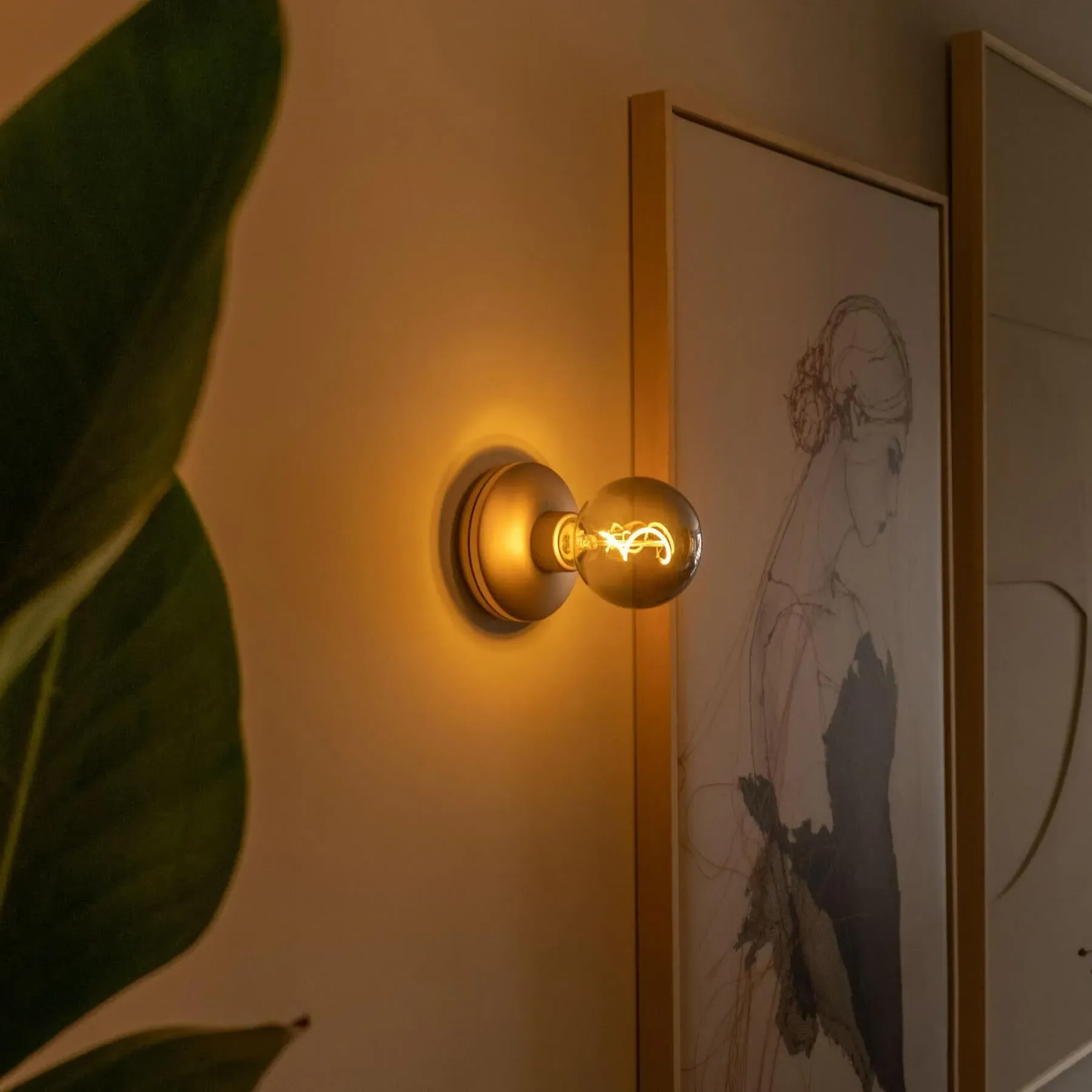 Bee Wall Light with Battery - Gold, Frosted
