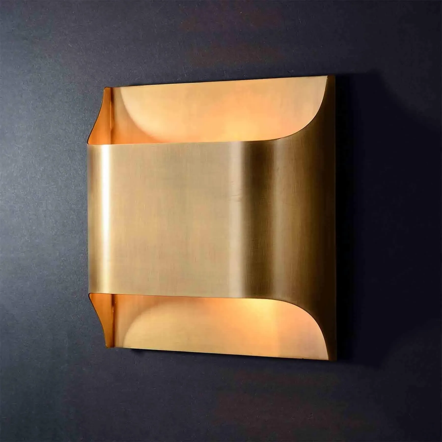 Single Wall Light with Clean Lines - Bronze
