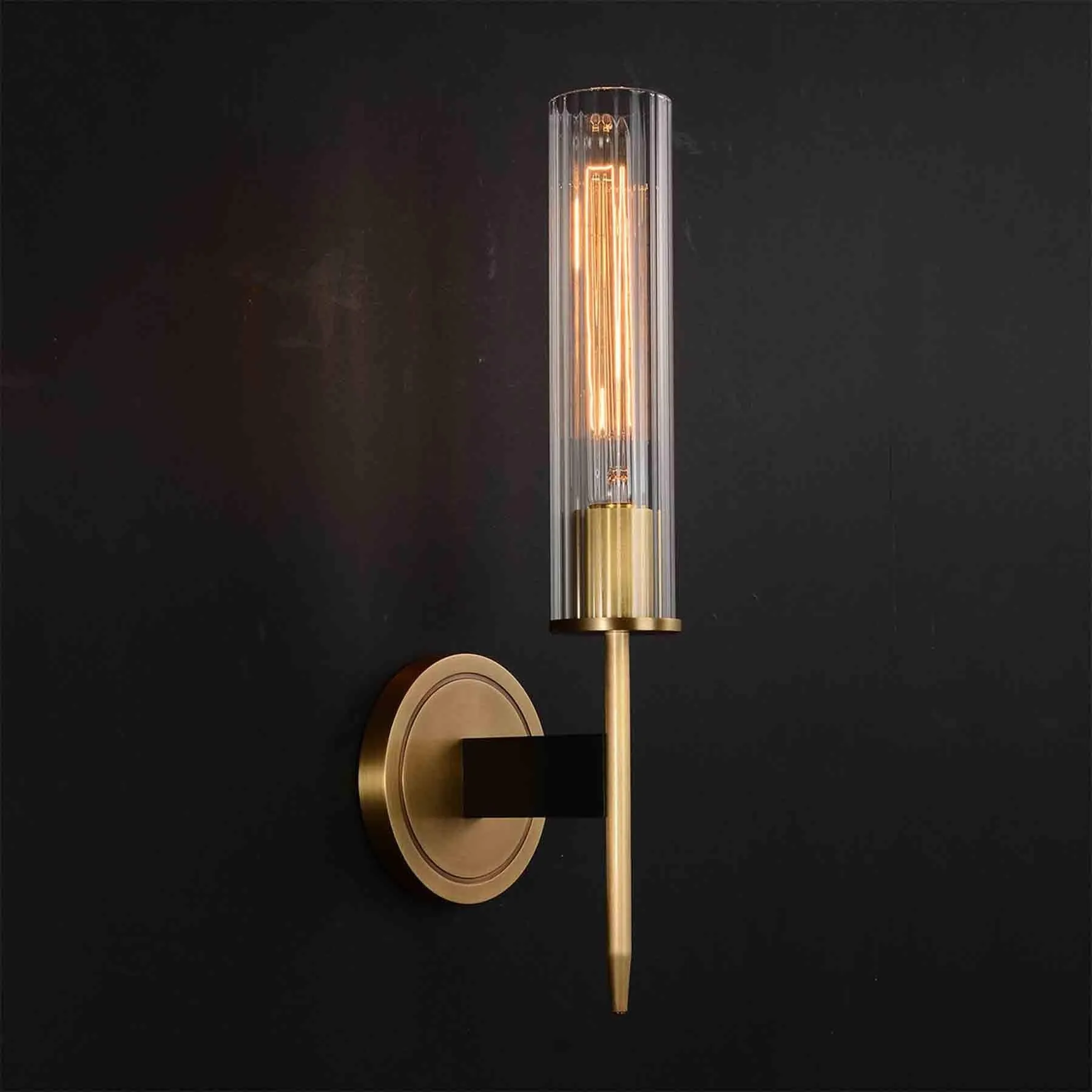 Wall Light with Brass Construction - Bronze
