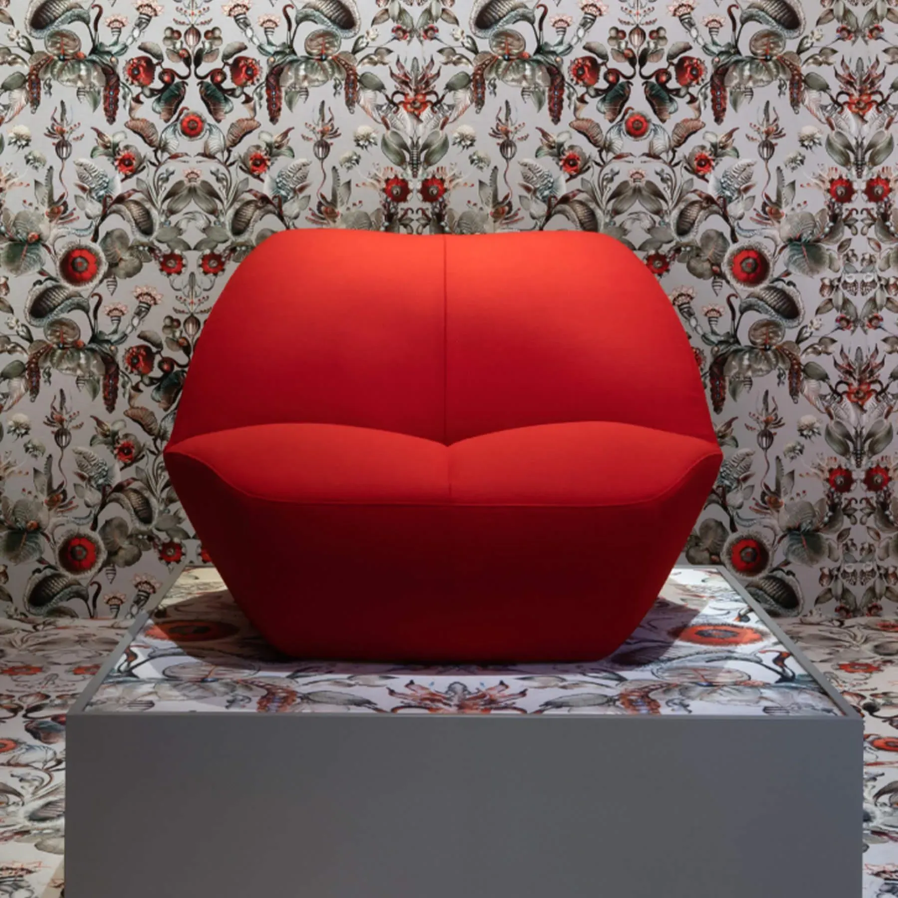 Kisss Lounge Chair with Connector - Red, Fabric