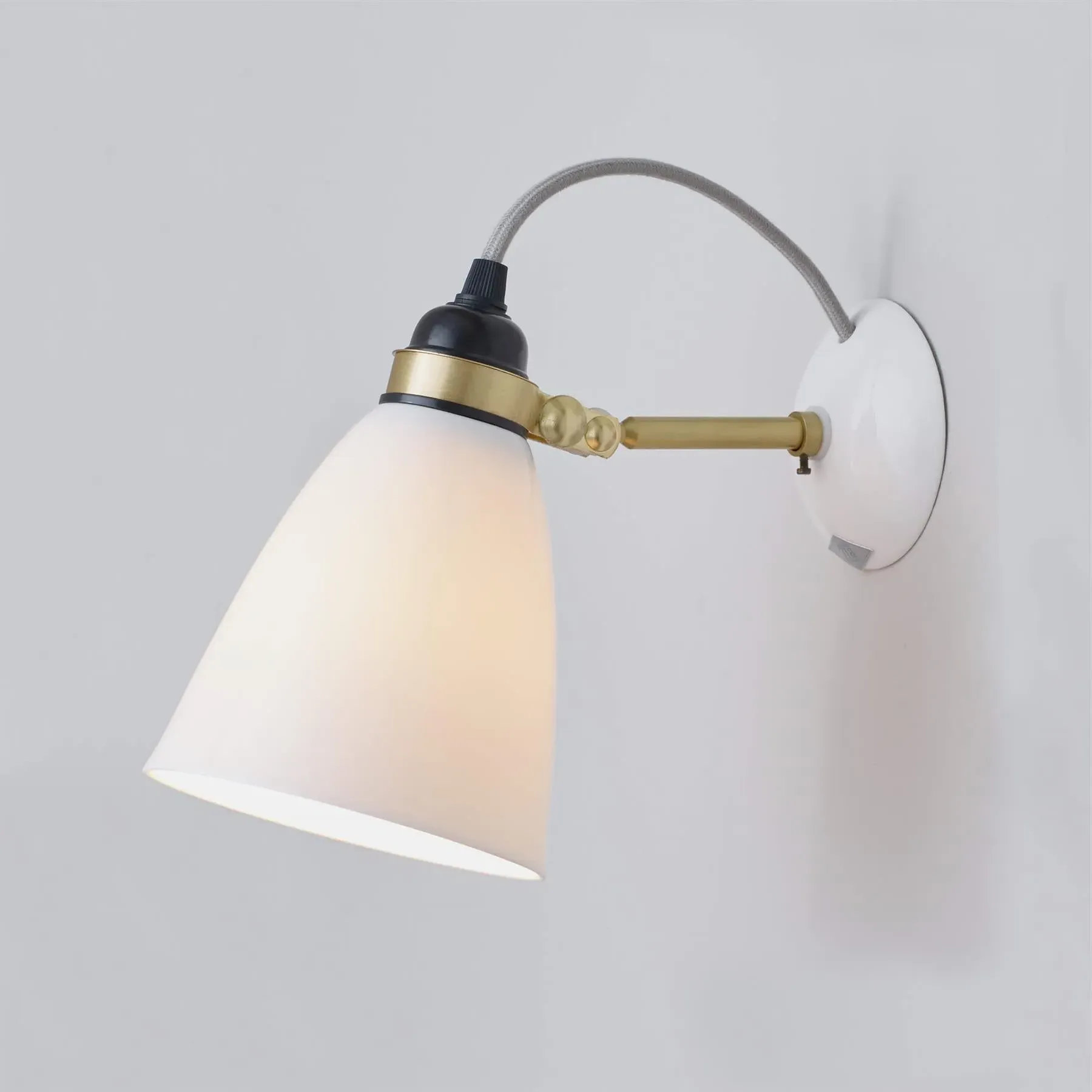 Hector 30 Wall Light Hardwired - Black Cable, Brass