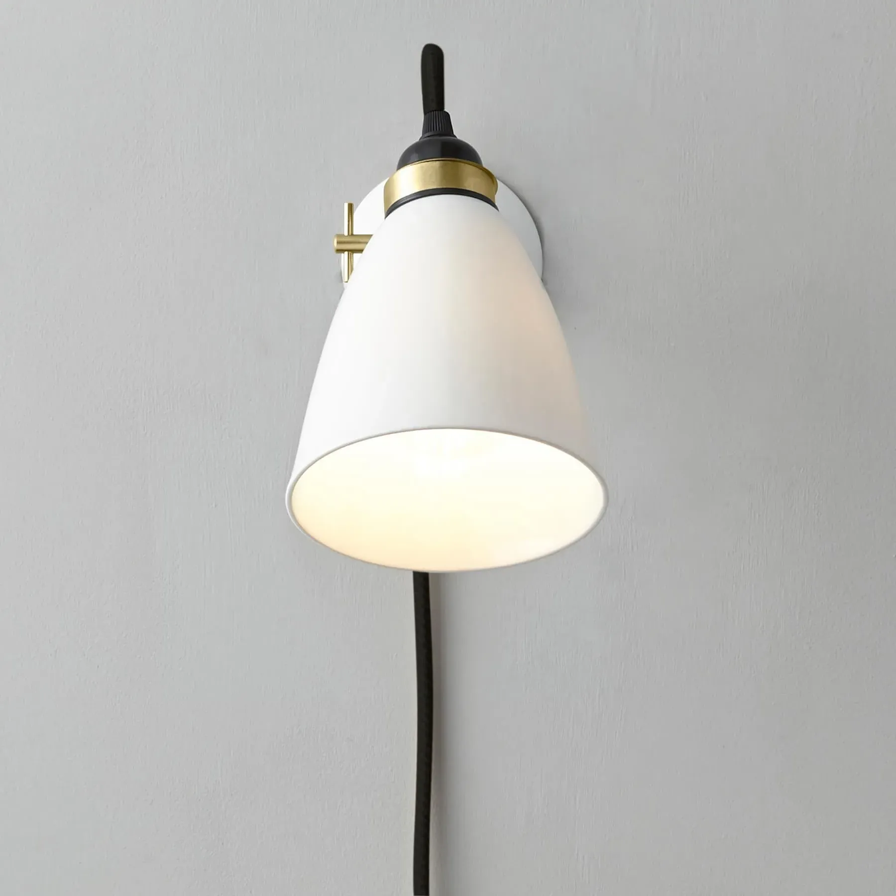 Hector 30 Wall Light Hardwired - Black Cable, Brass