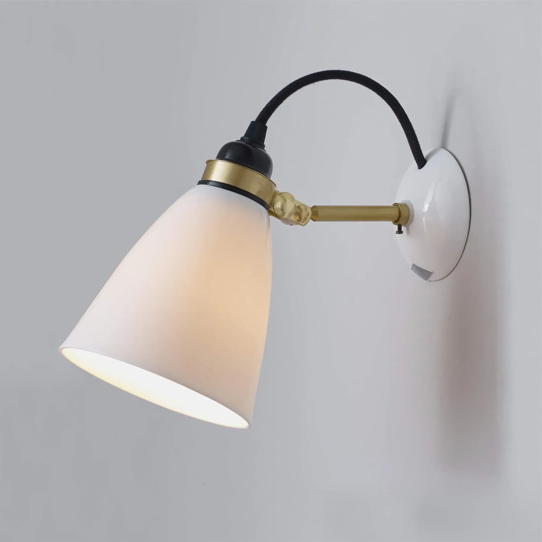 Hector 30 Wall Light Hardwired - Black Cable, Brass image