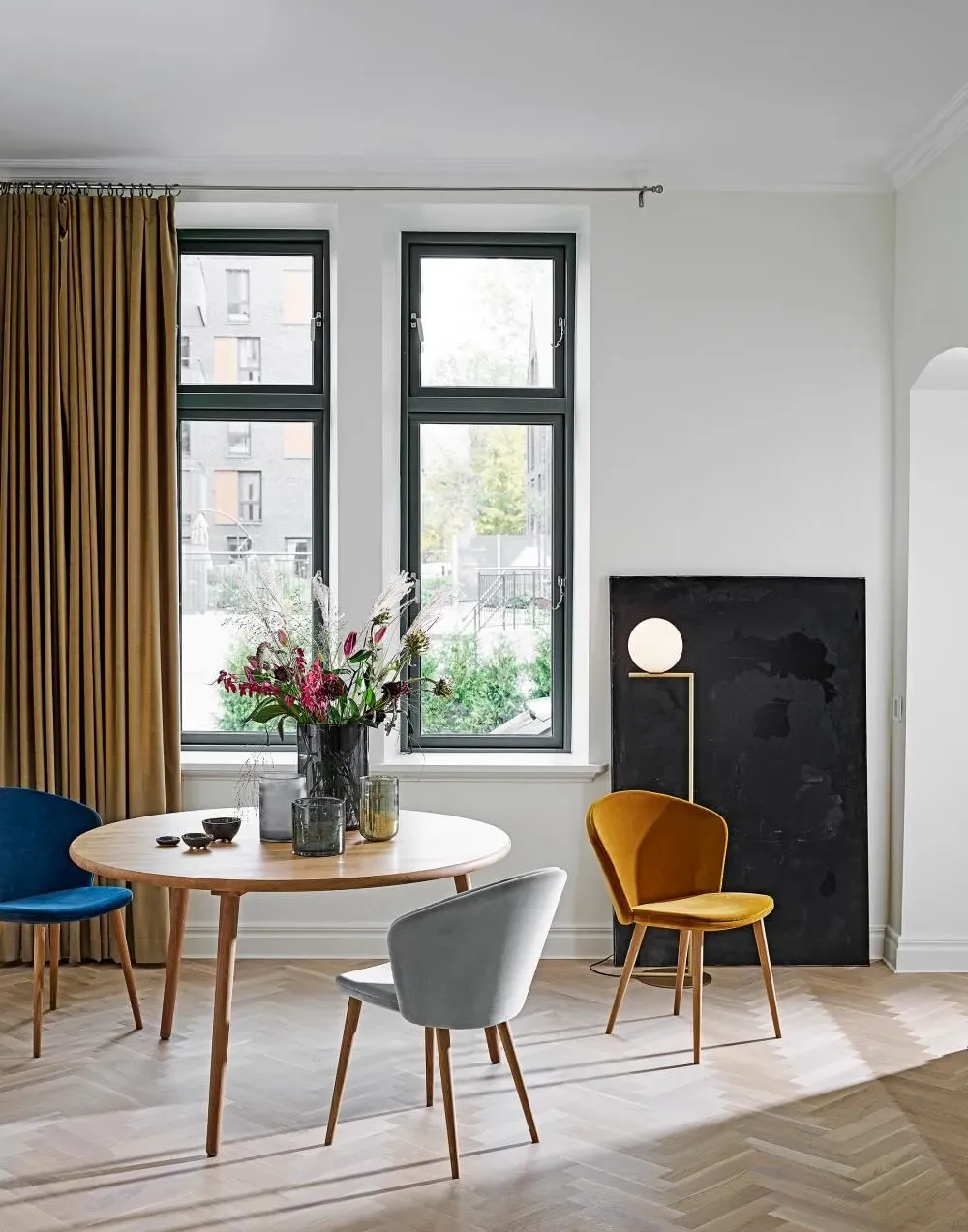 Round Dining Table with Turned Legs - Oak