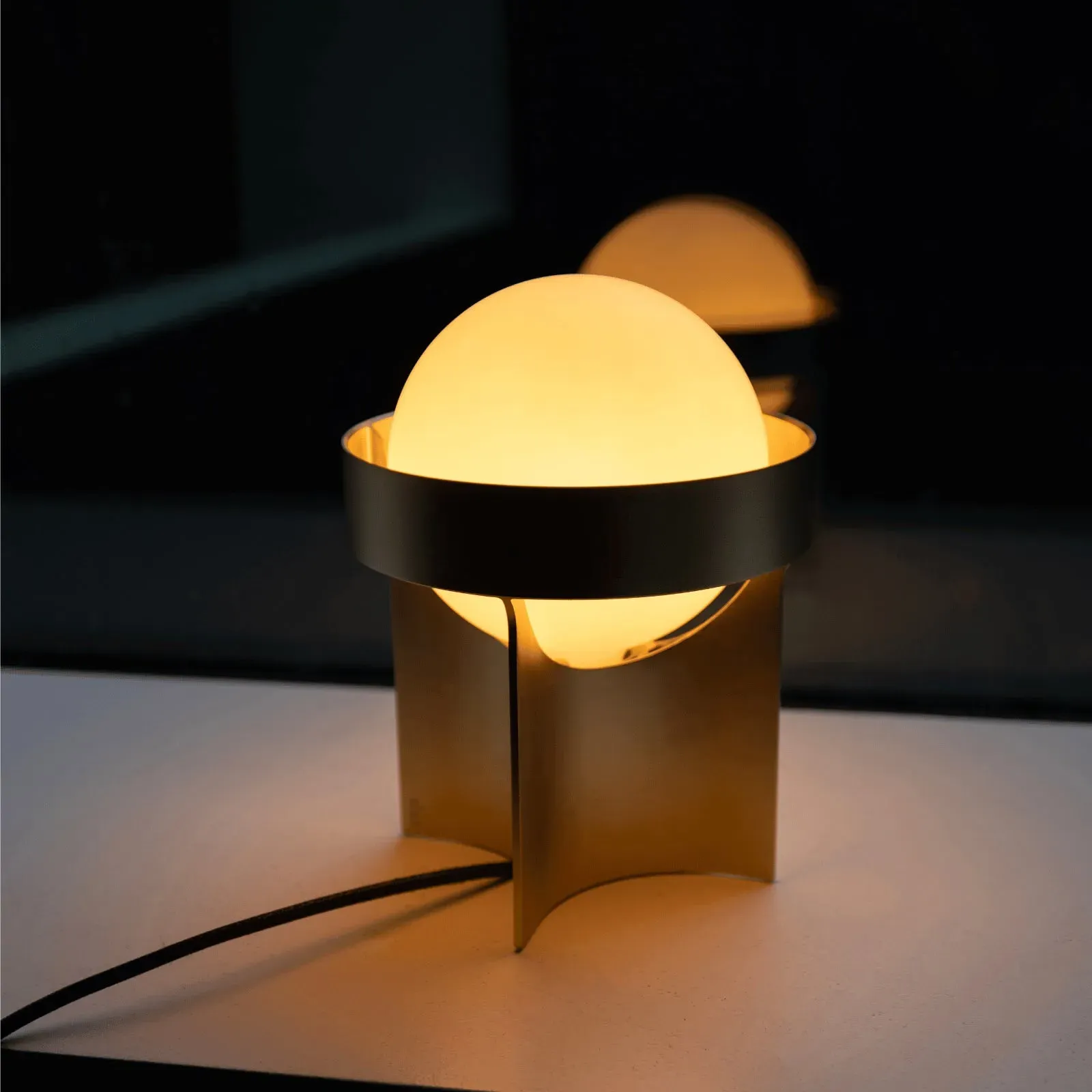 Loop Table Lamp with Sphere III - Gold, Aluminium