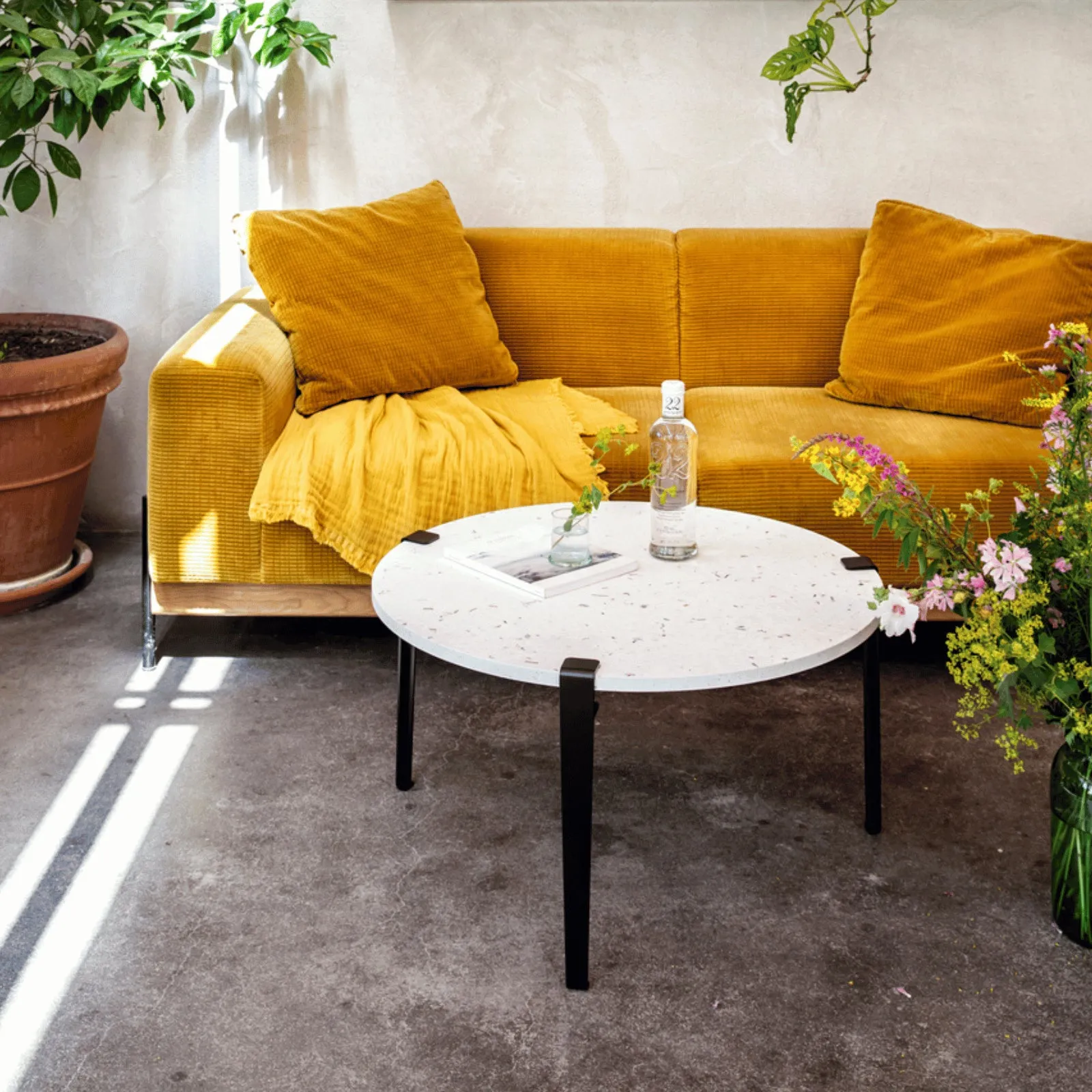 VENEZIA Round Coffee Table - Dark Varnished, Recycled Plastic