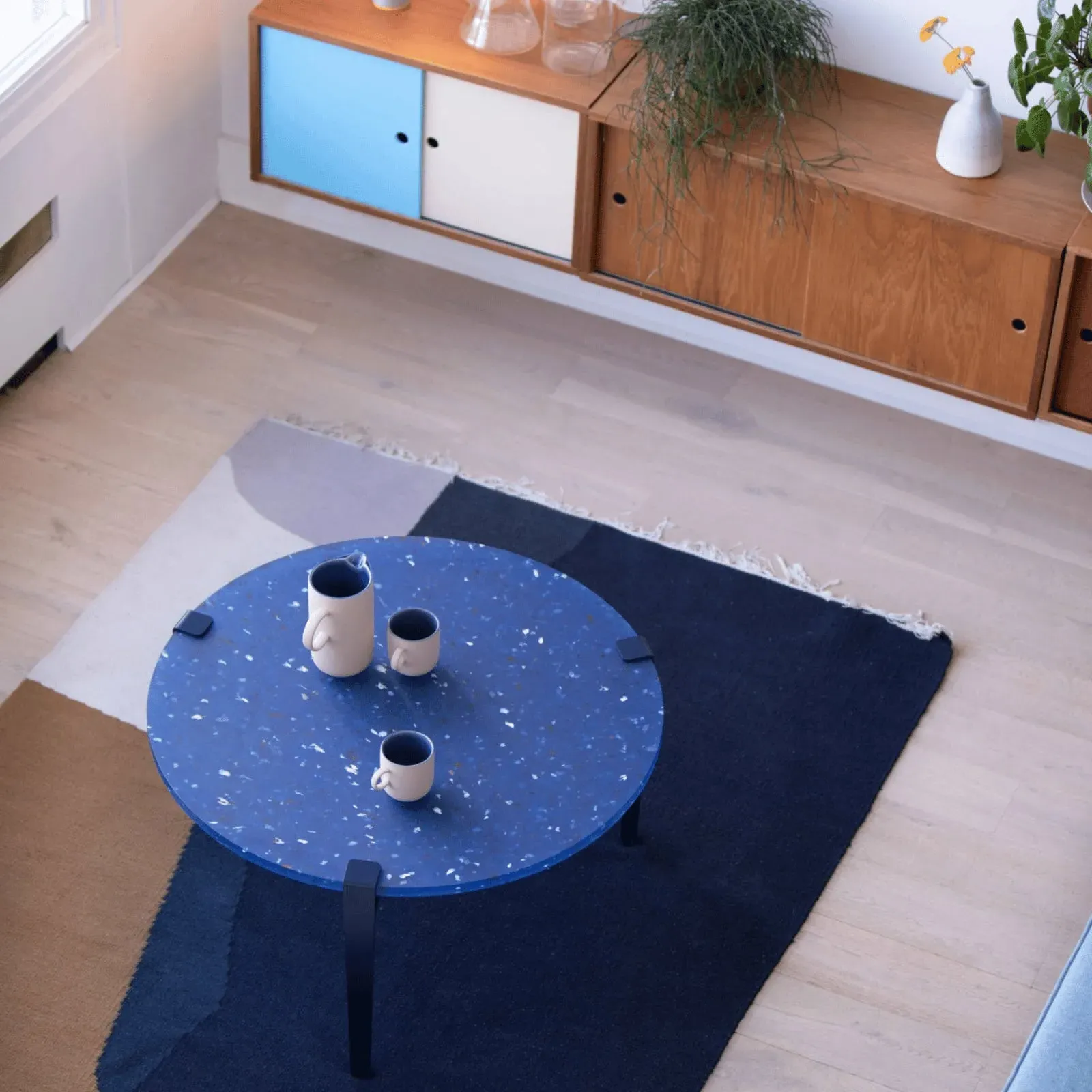 VENEZIA Round Coffee Table - Dark Varnished, Recycled Plastic