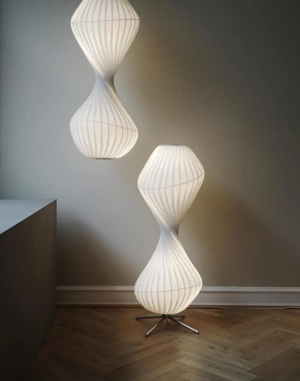Floor Light with Sculptural Design - Natural