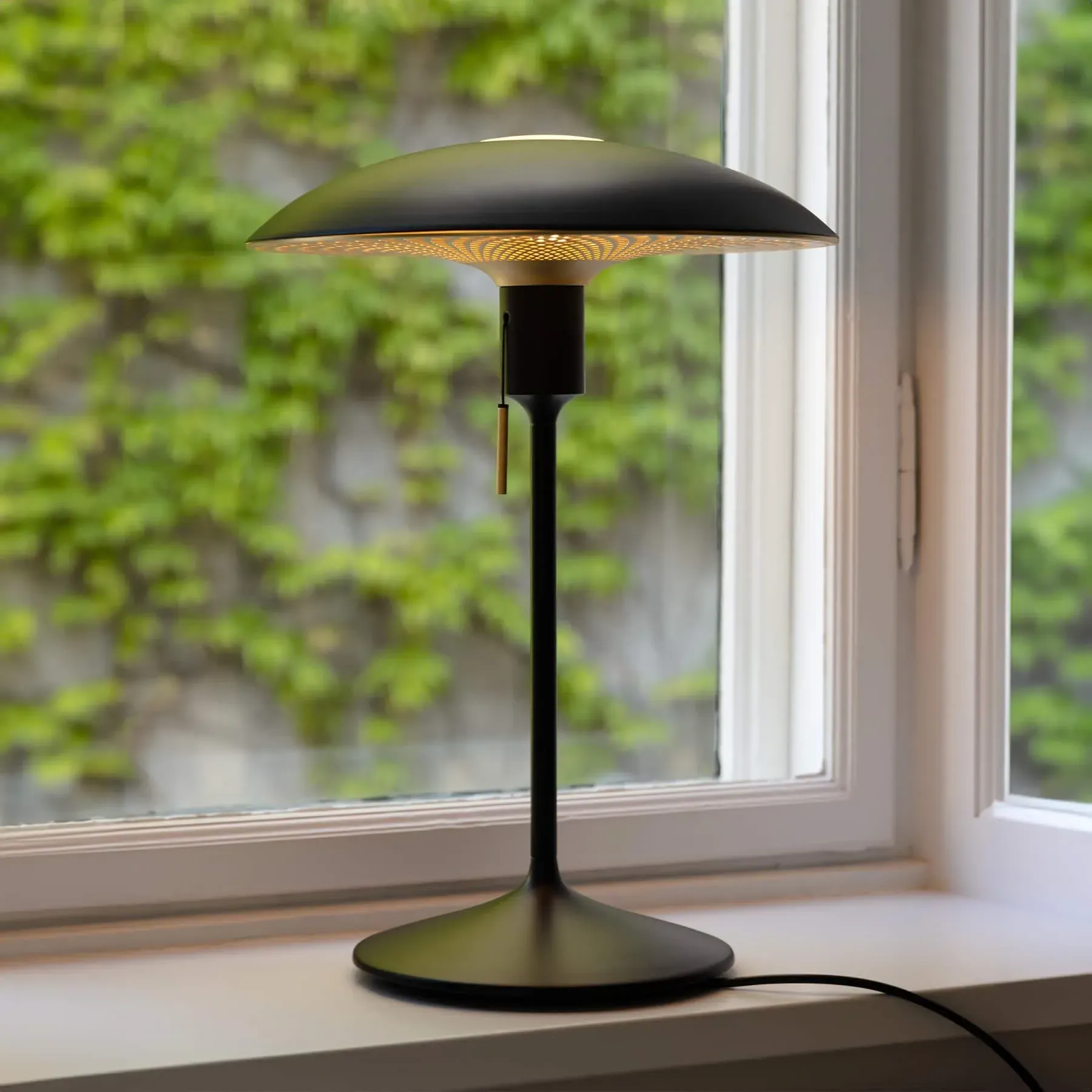 Manta Ray Table Lamp - White, Steel