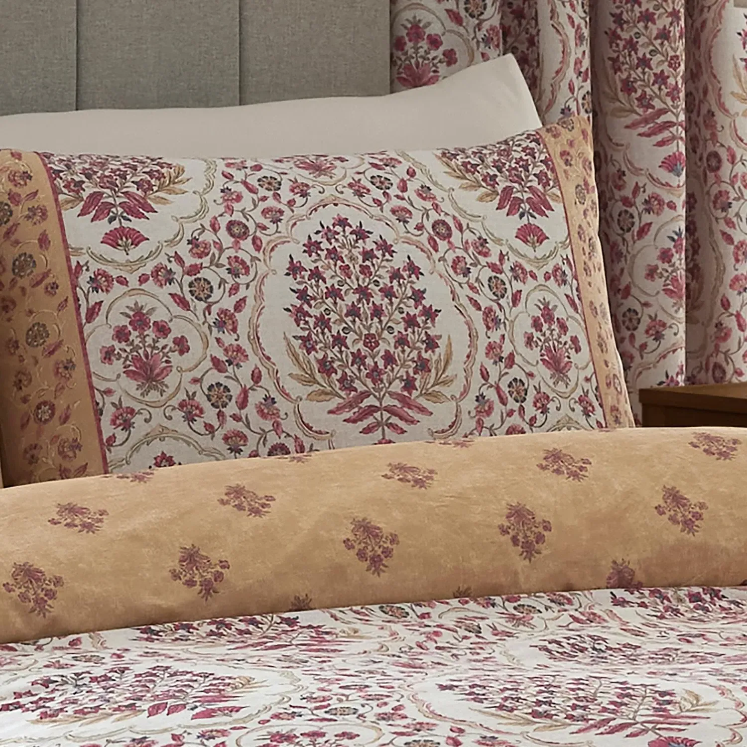 Ashmead Super King Reversible Duvet Set - Red, Cotton by Julian Charles, image 2