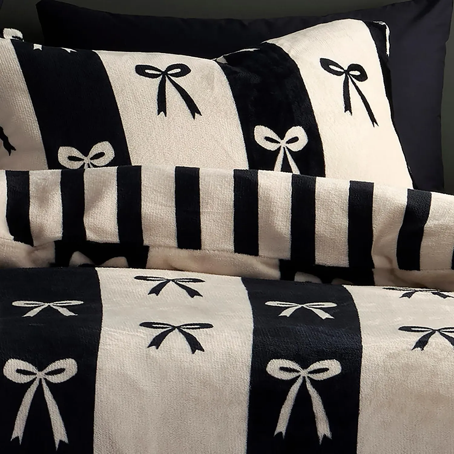 Bows Monochrome Single Fleece Duvet Set alternate view
