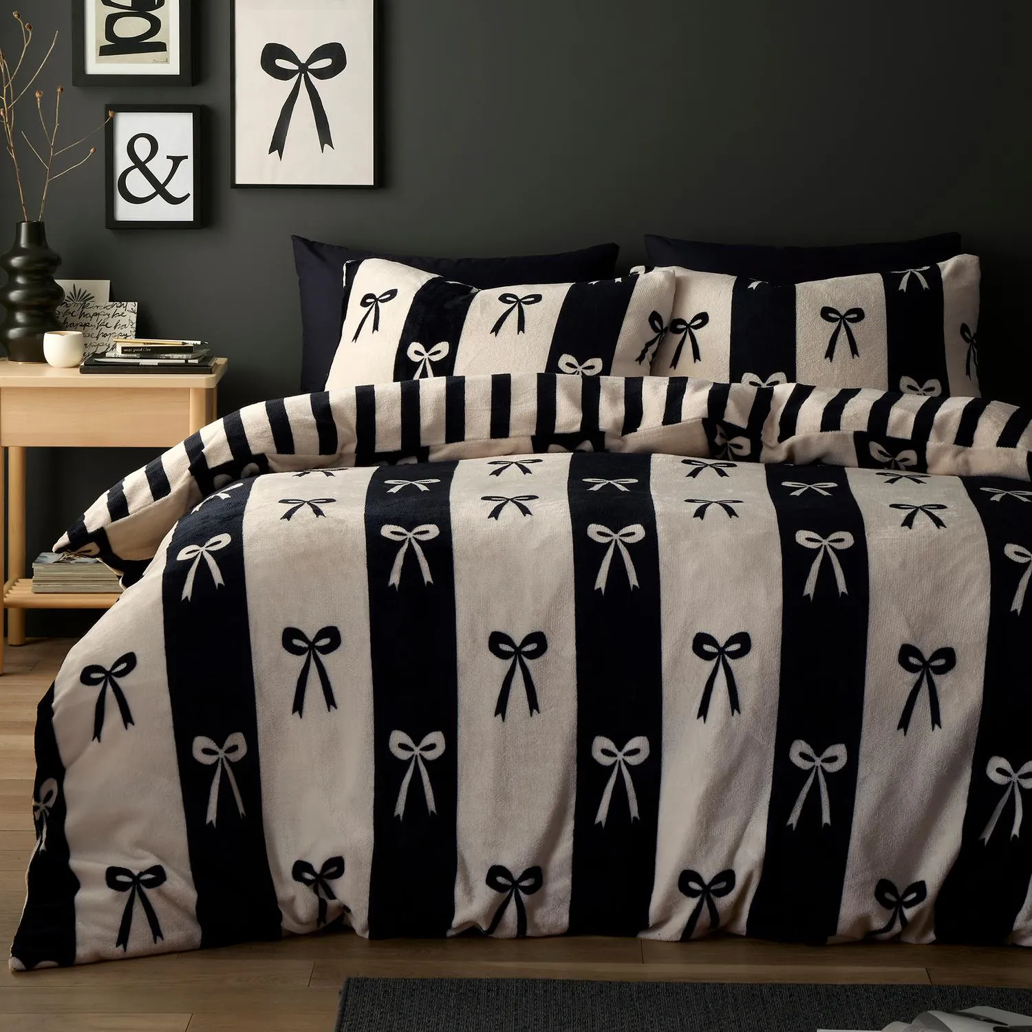 Bows Monochrome Single Fleece Duvet Set product