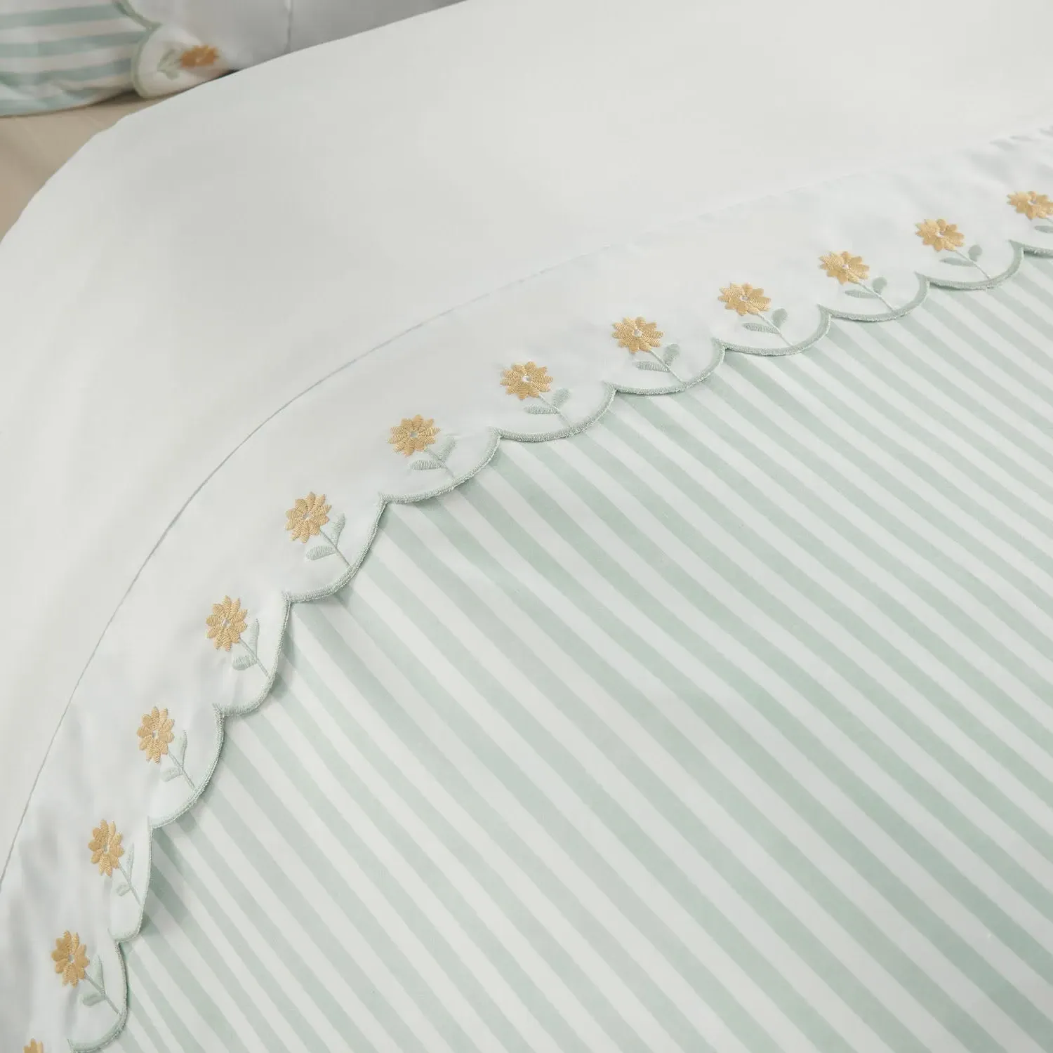 Catherine Lansfield Daisy Scallop Edge Single Duvet Set - Green by Julian Charles, alternate view