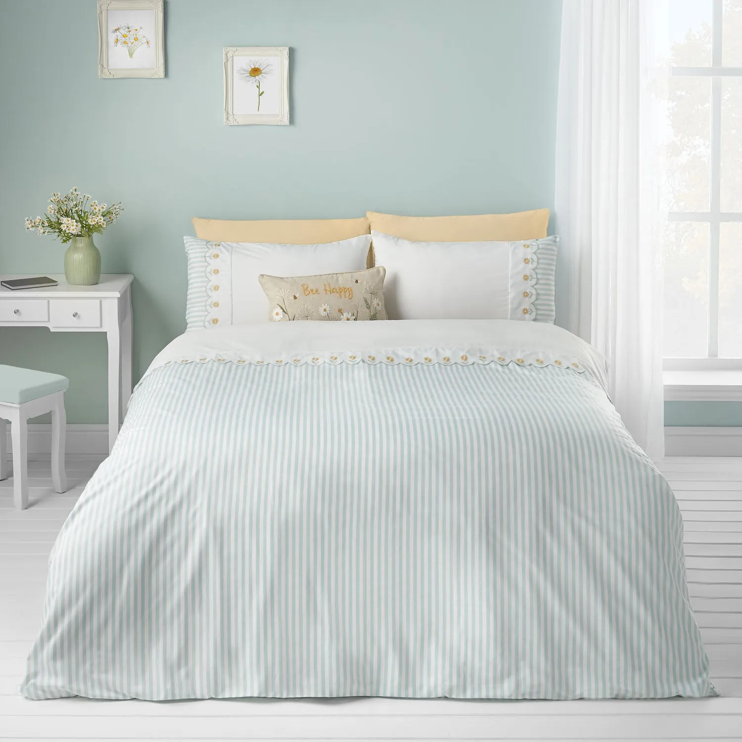 Catherine Lansfield Daisy Scallop Edge Single Duvet Set - Green by Julian Charles