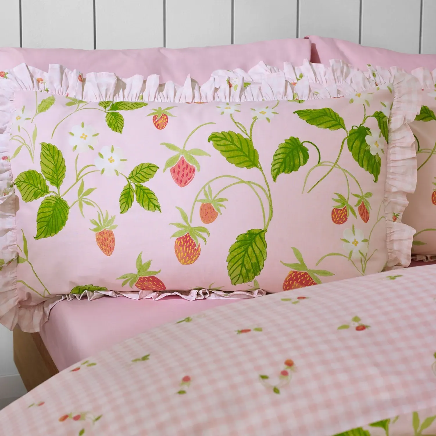 Catherine Lansfield Strawberry Frills Single Duvet Set - Pink alternate view