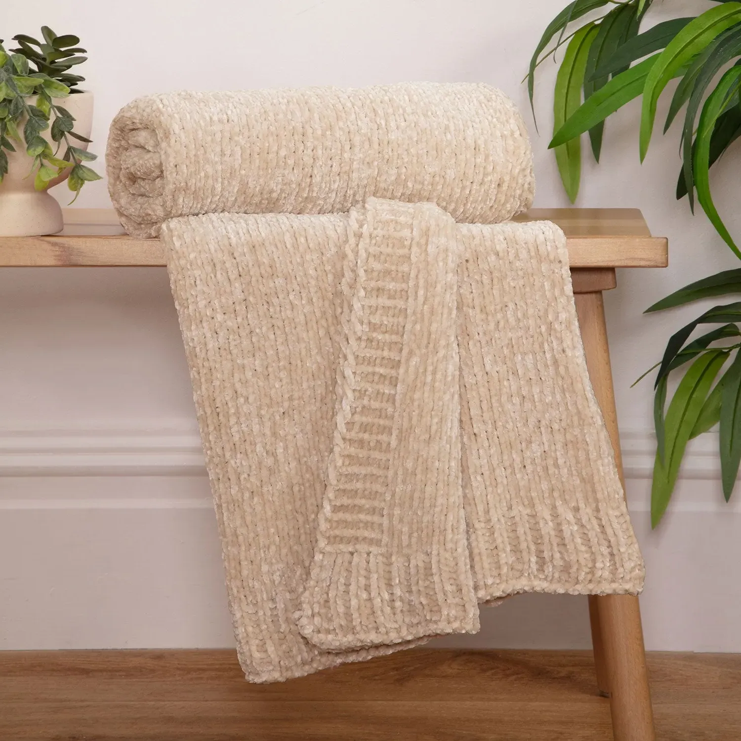 Cotswold Chenille Throw - Natural product