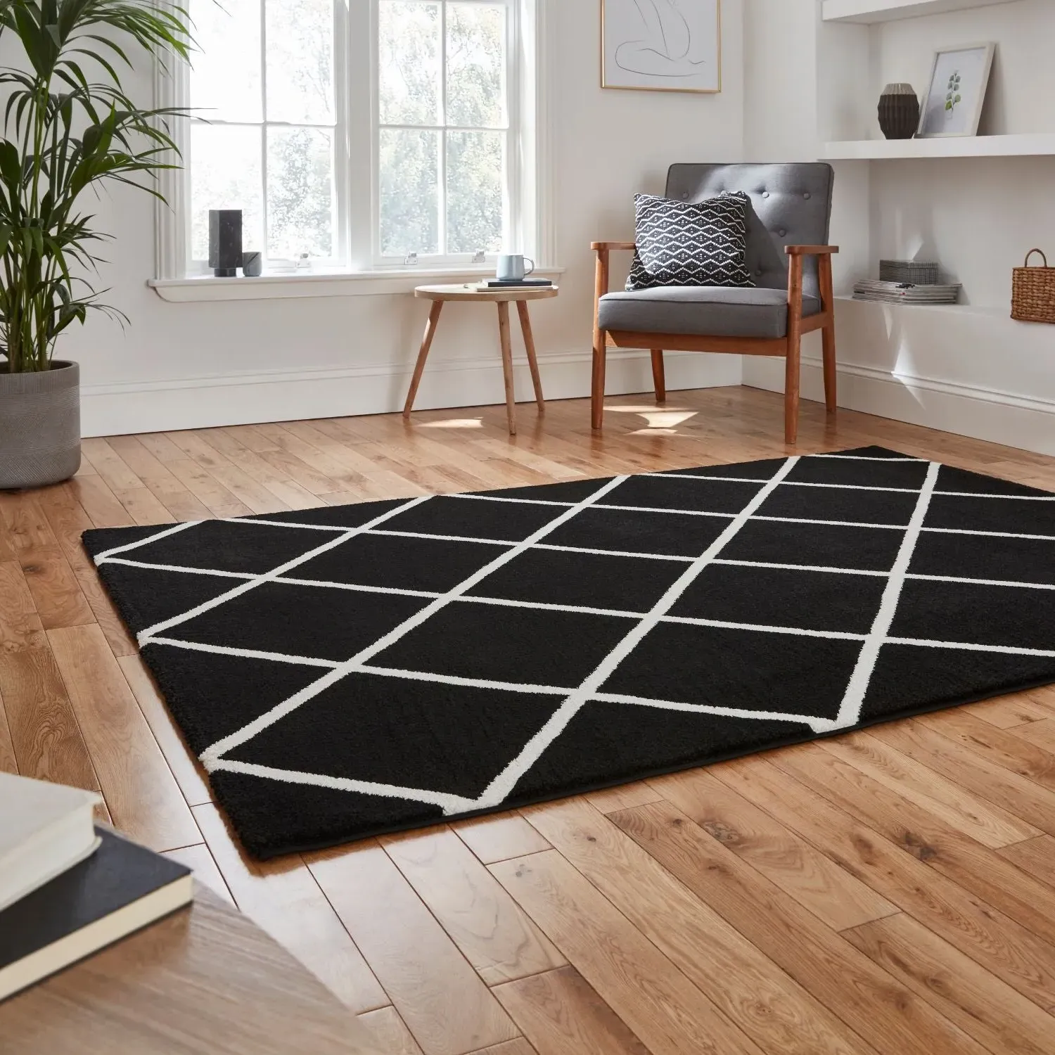 Modern Diamond Rug - Black and White, Polypropylene
