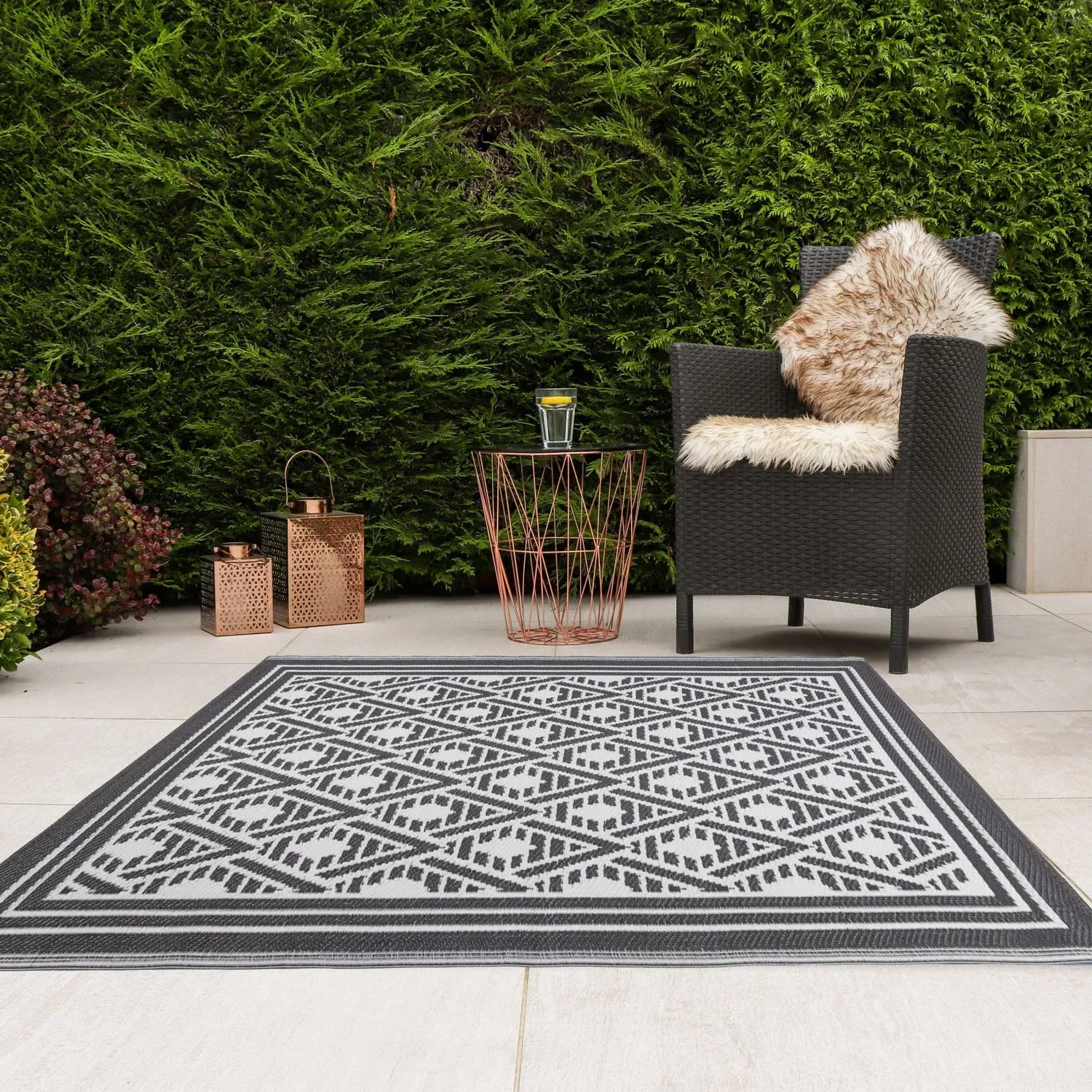 Reversible Mono Small Geometric Pattern Outdoor Rug - Black product