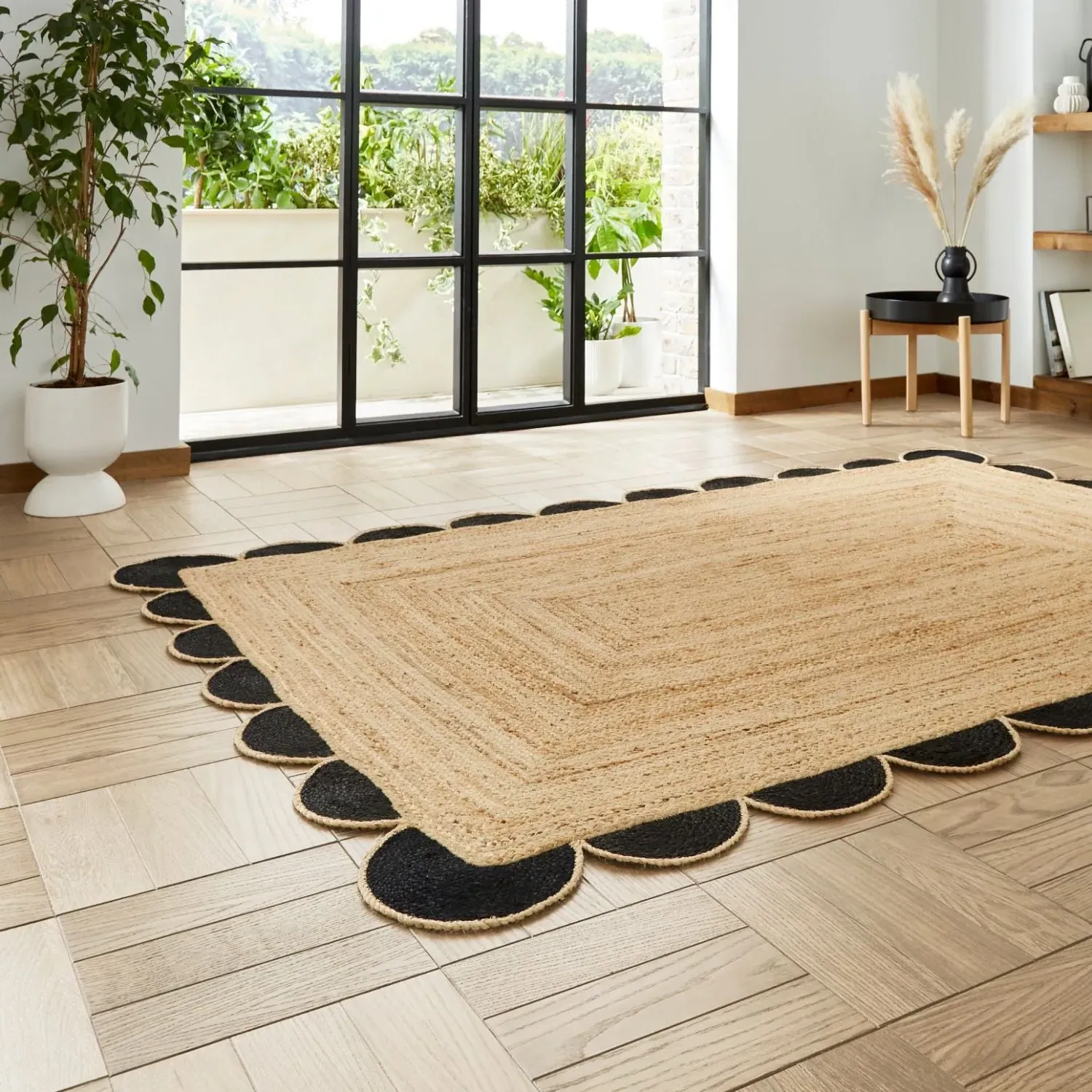 Scalloped Rug with Black Edge - Brown, Jute