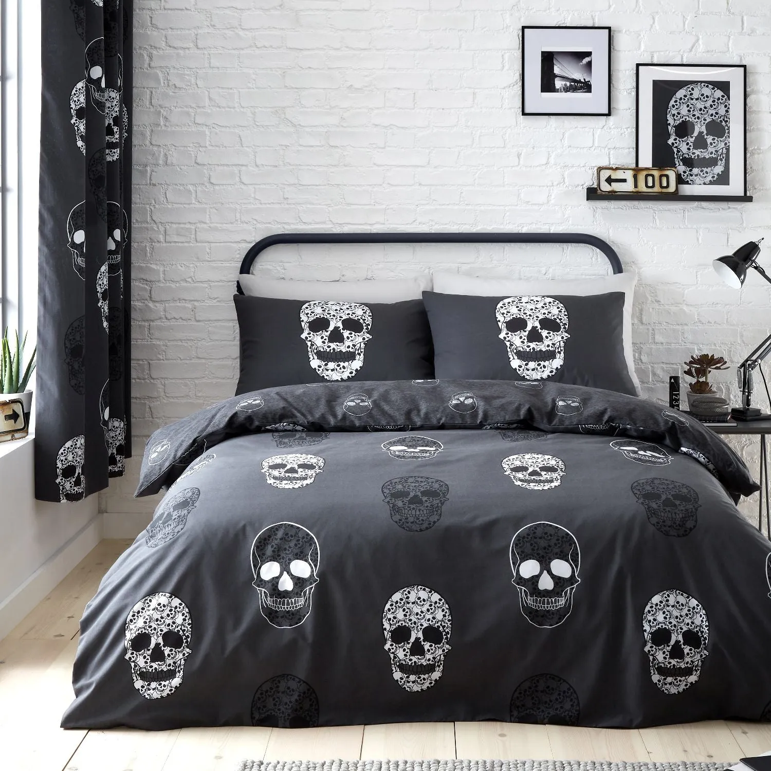 Single Duvet Set with Skull Design - Black