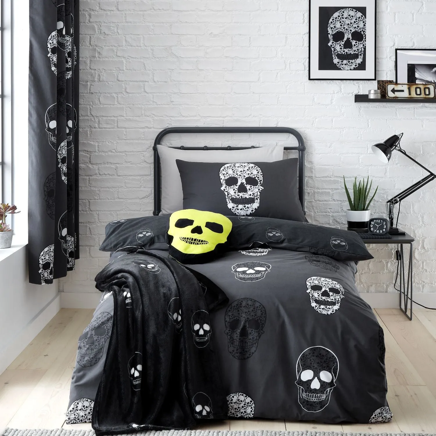 Single Duvet Set with Skull Design - Black image