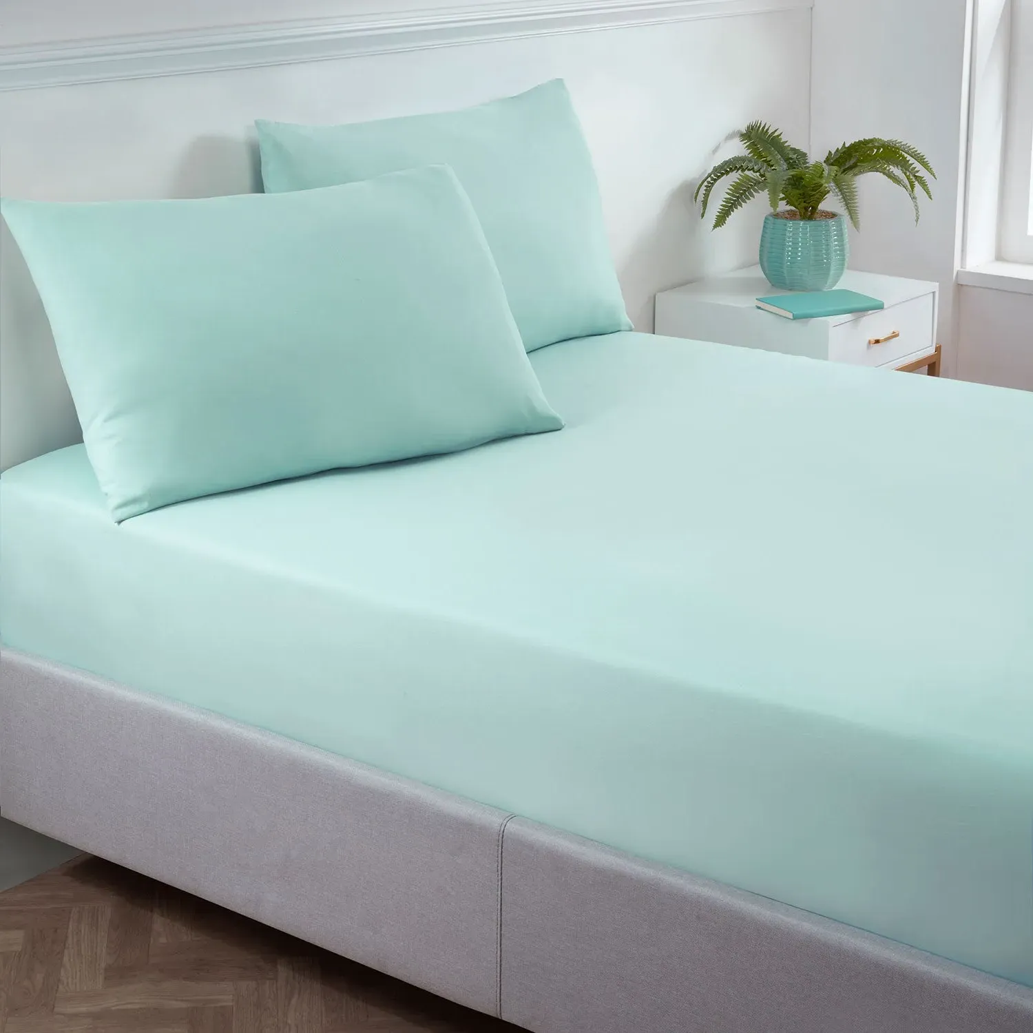 Single Fitted Sheet Standard - Green, Microfibre image