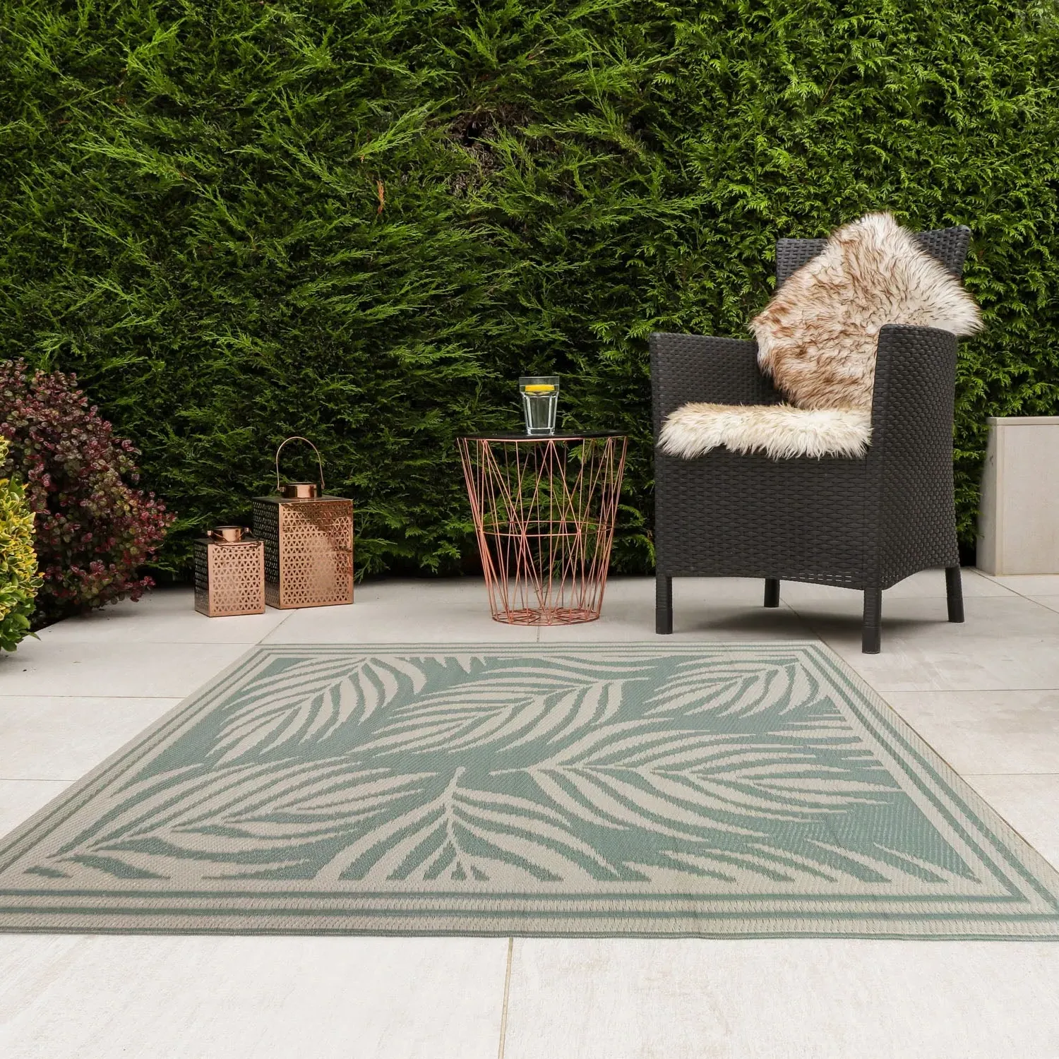 Small Leaf Pattern Reversible Outdoor Rug - Green product