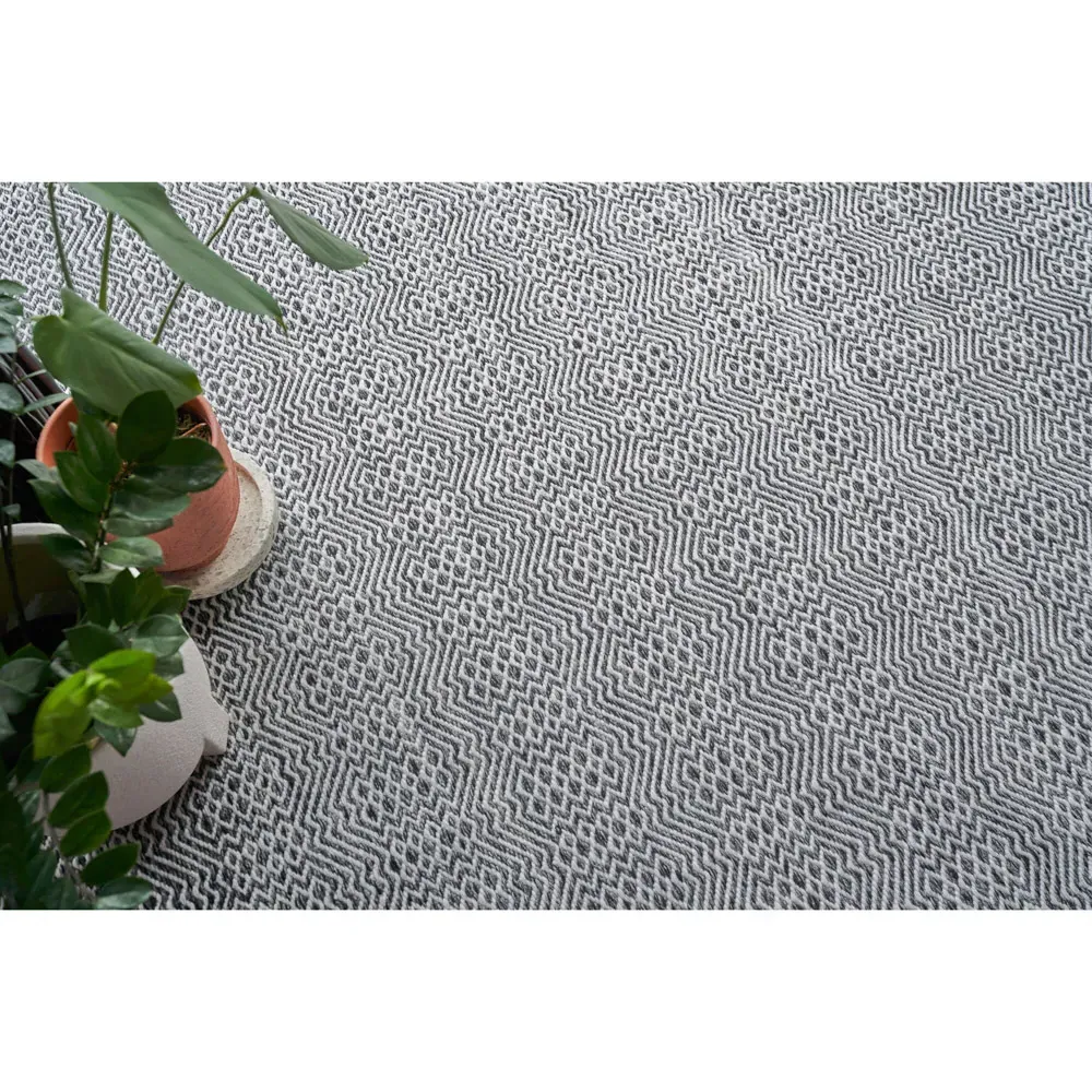 Bennett Diamond Patterned Indoor Outdoor Rug - Black, PET