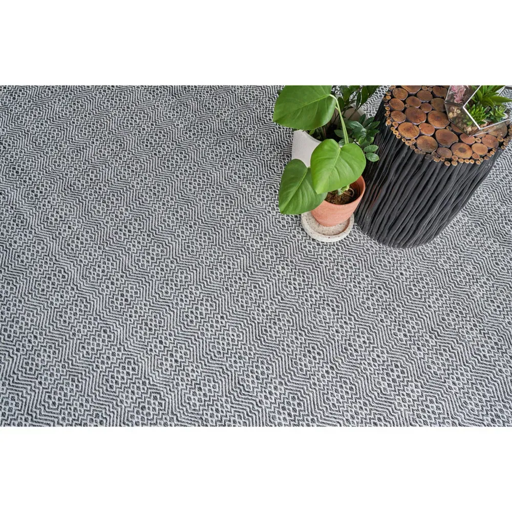 Bennett Diamond Patterned Indoor Outdoor Rug - Black, PET