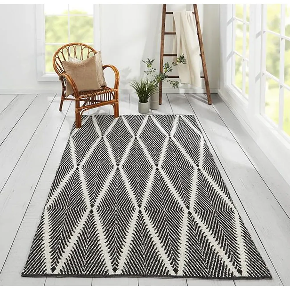 Iver Diamond Patterned Indoor Outdoor Runner Rug - Black