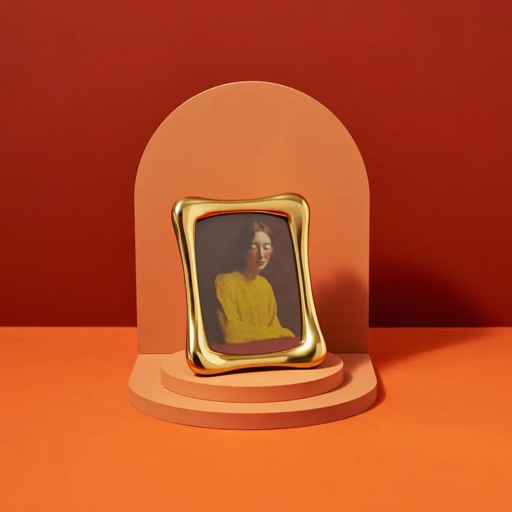 Anton Curved Photo Frame 4x6 - Gold, Metal