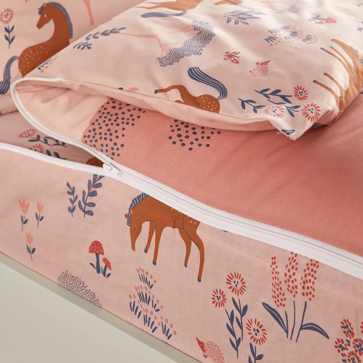 Bagatelle Bed Set with Duvet - Printed, Cotton alternate view