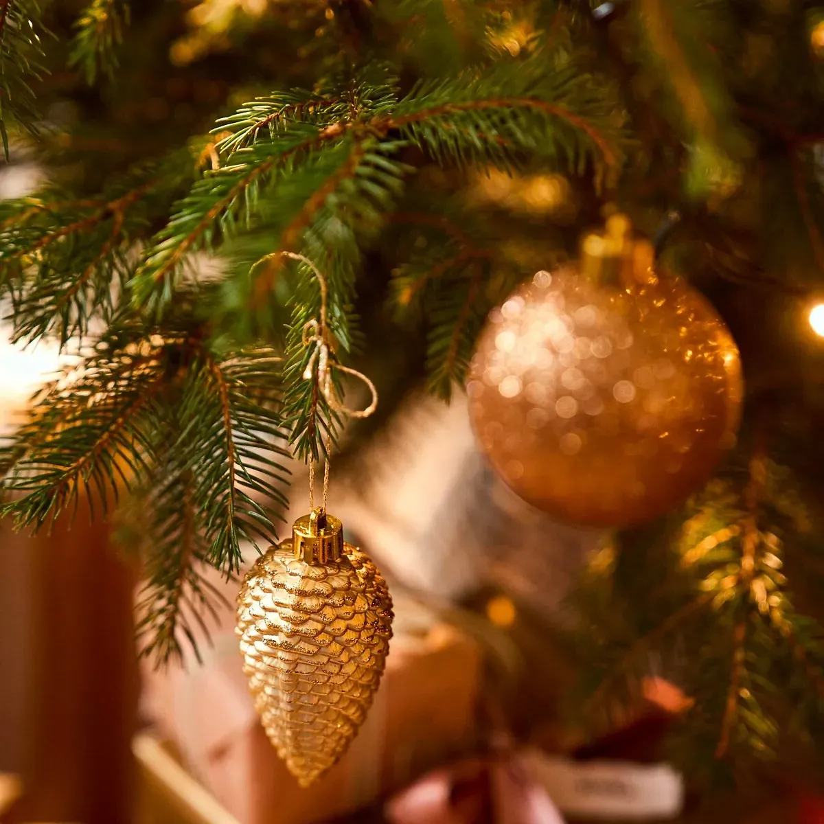 Caspar Festive Pine Cone Baubles Set of 6 - Gold, Polystyrene alternate view