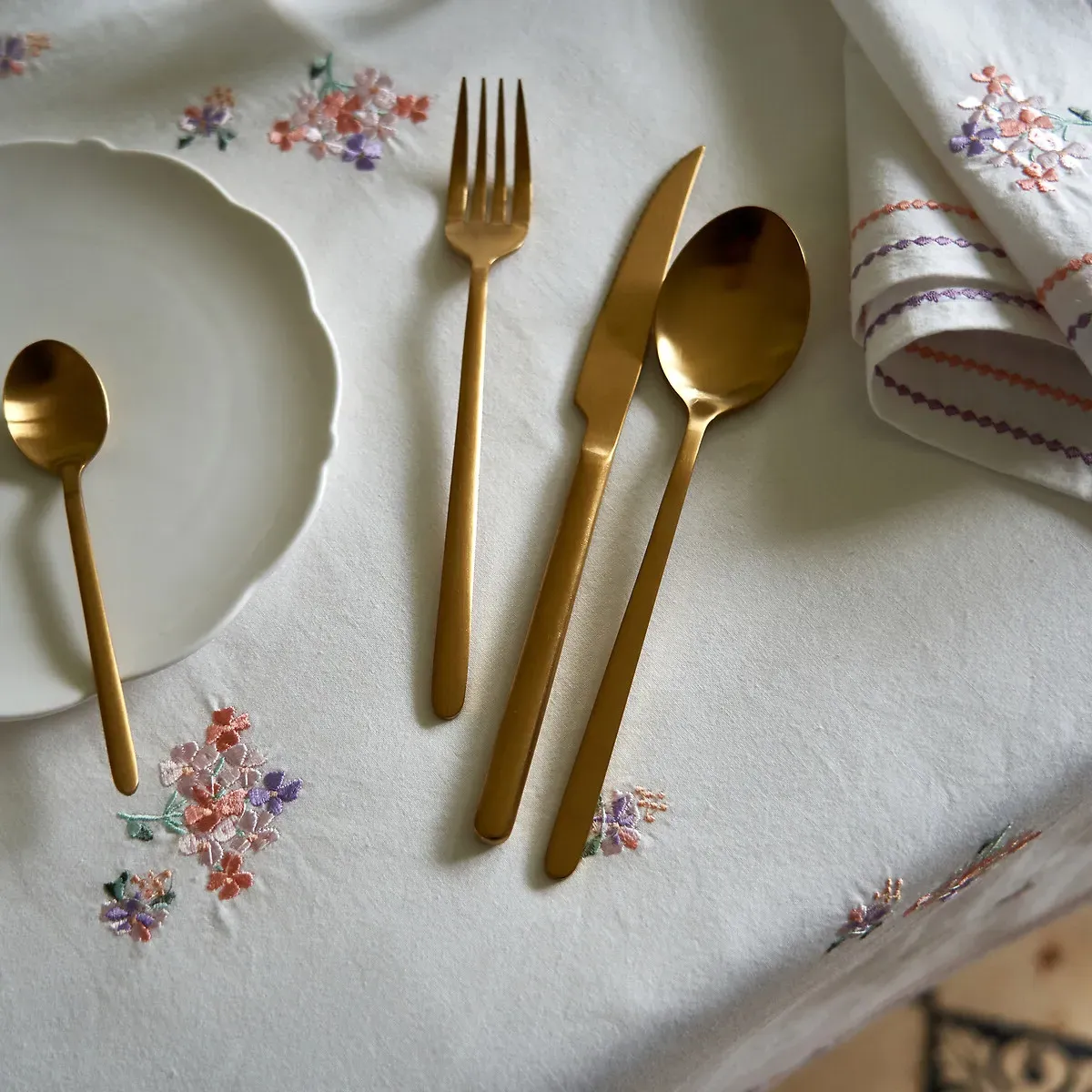 Isaure 24-Piece Cutlery Set - Gold, Stainless Steel alternate view