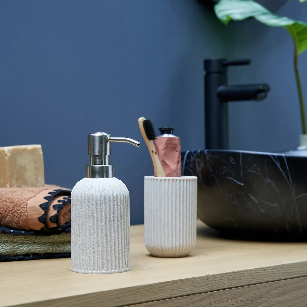 Stone 3-Piece Bathroom Accessory Set - Beige, Polyresin alternate view