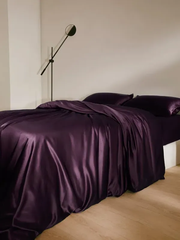 22 Momme Charmeuse Silk Pillowcase - Deep Purple alternate view