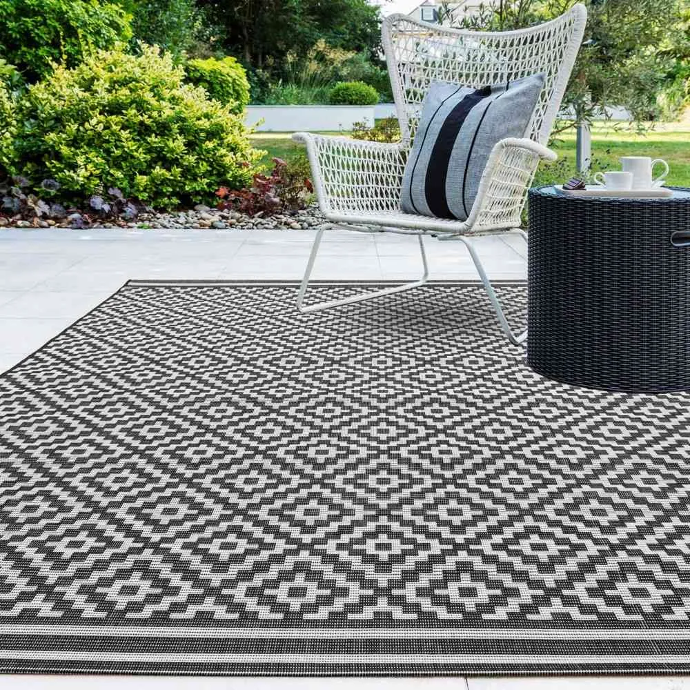 Diamond Pattern Outdoor Rug - Black & White image