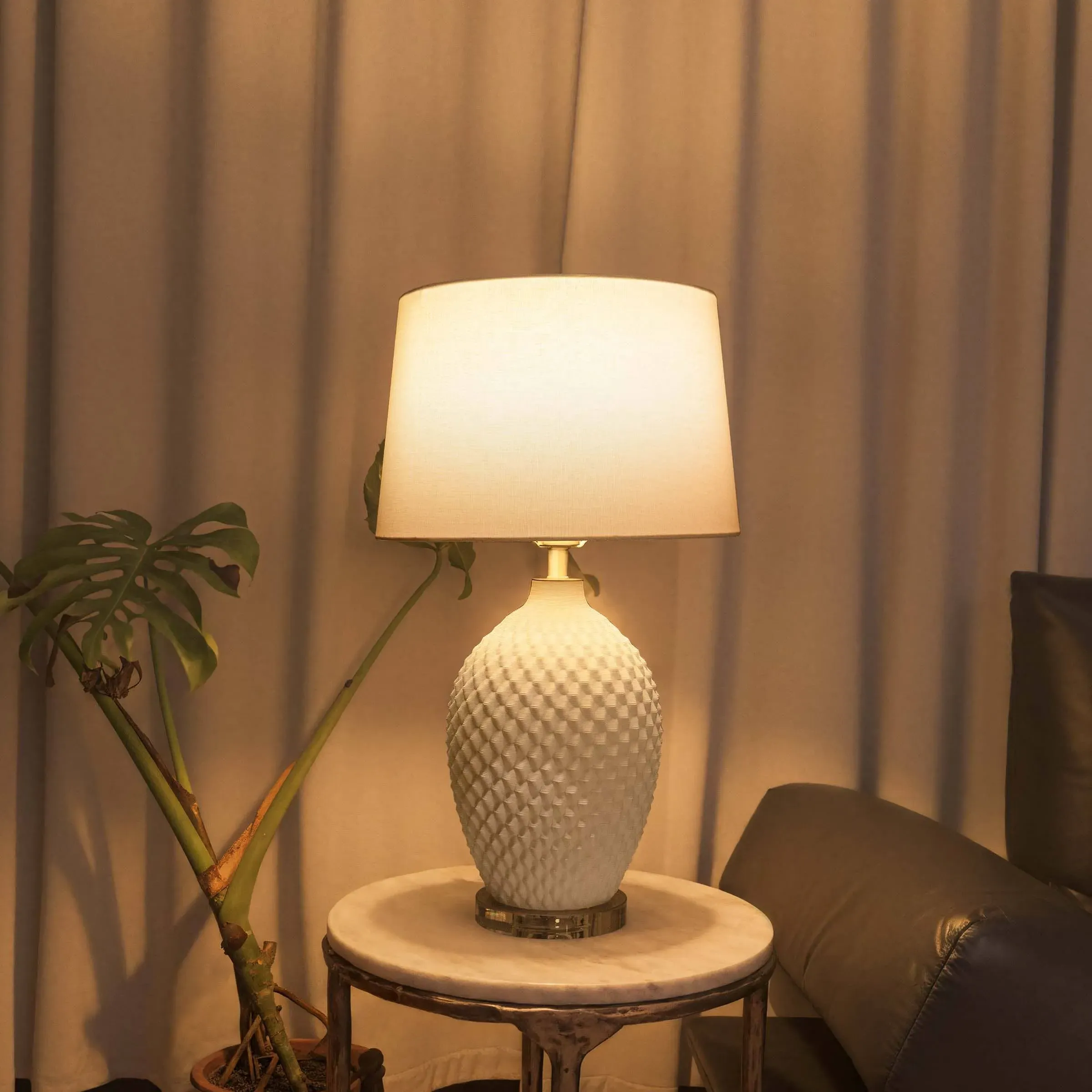 3D Diamond Embossed Ceramic Table Lamp - White image