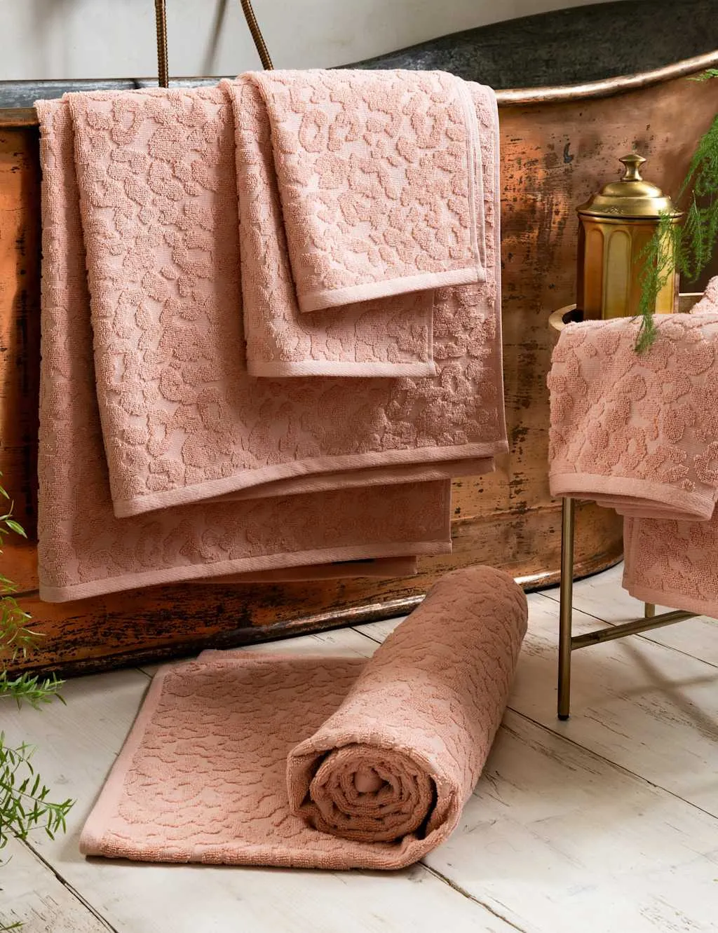Leopard Jacquard Bath Towel - Pink, Pure Cotton product